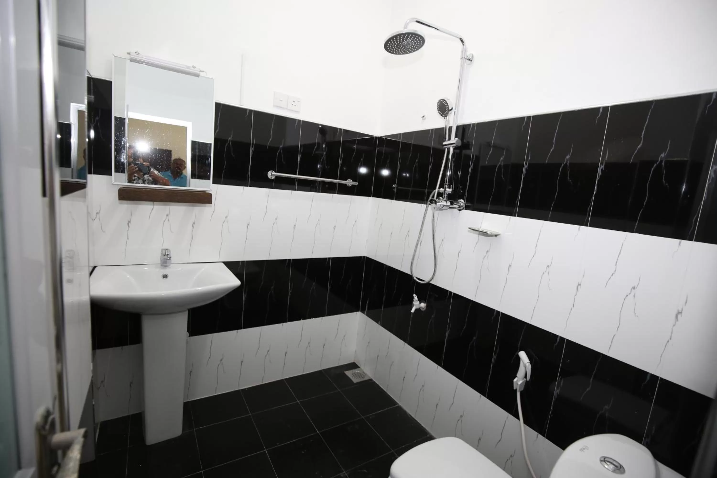 Shower in New Ocean Vibes Ahangama