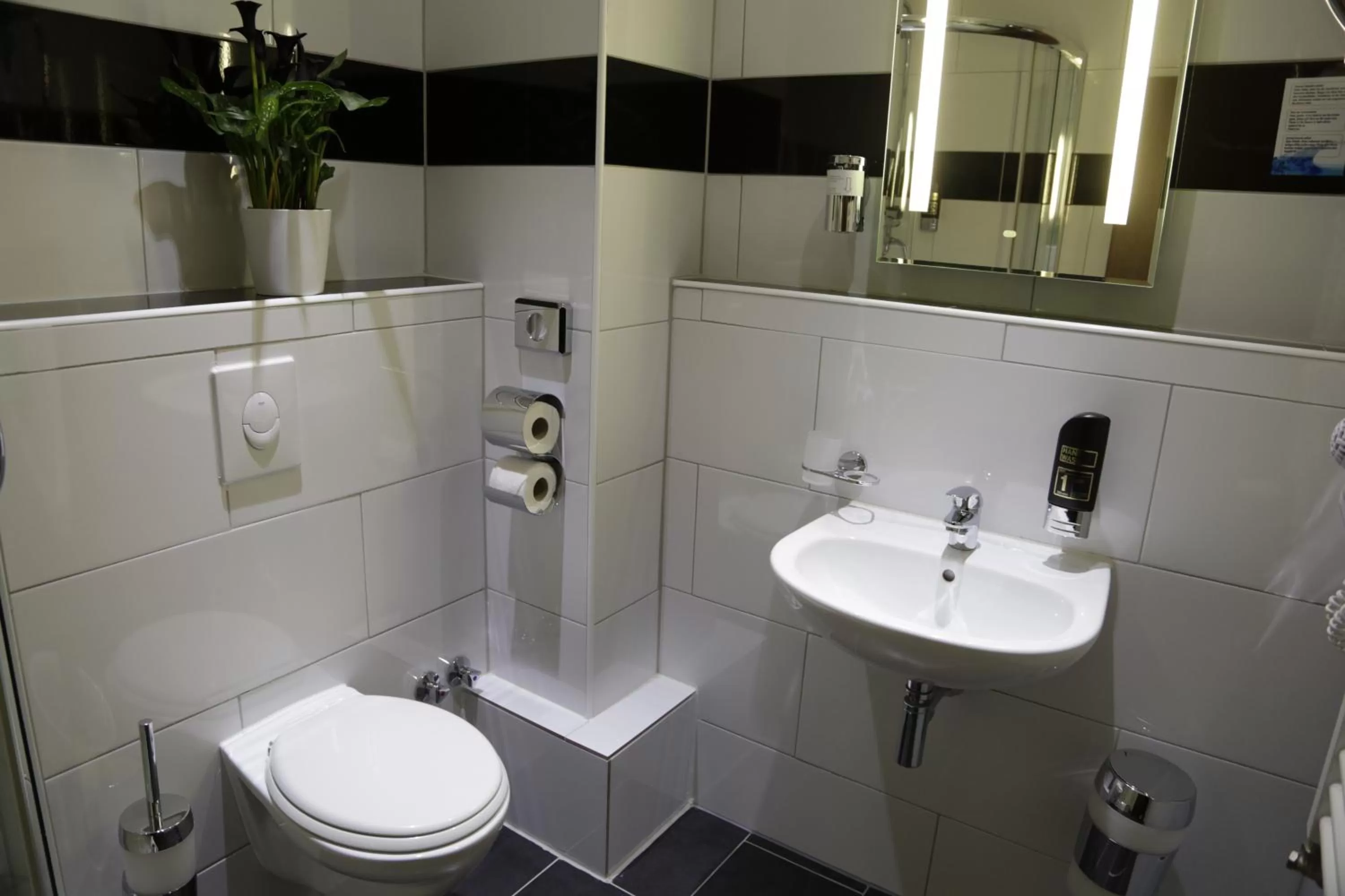 Bathroom in Alexander Business Hotel Hannover City