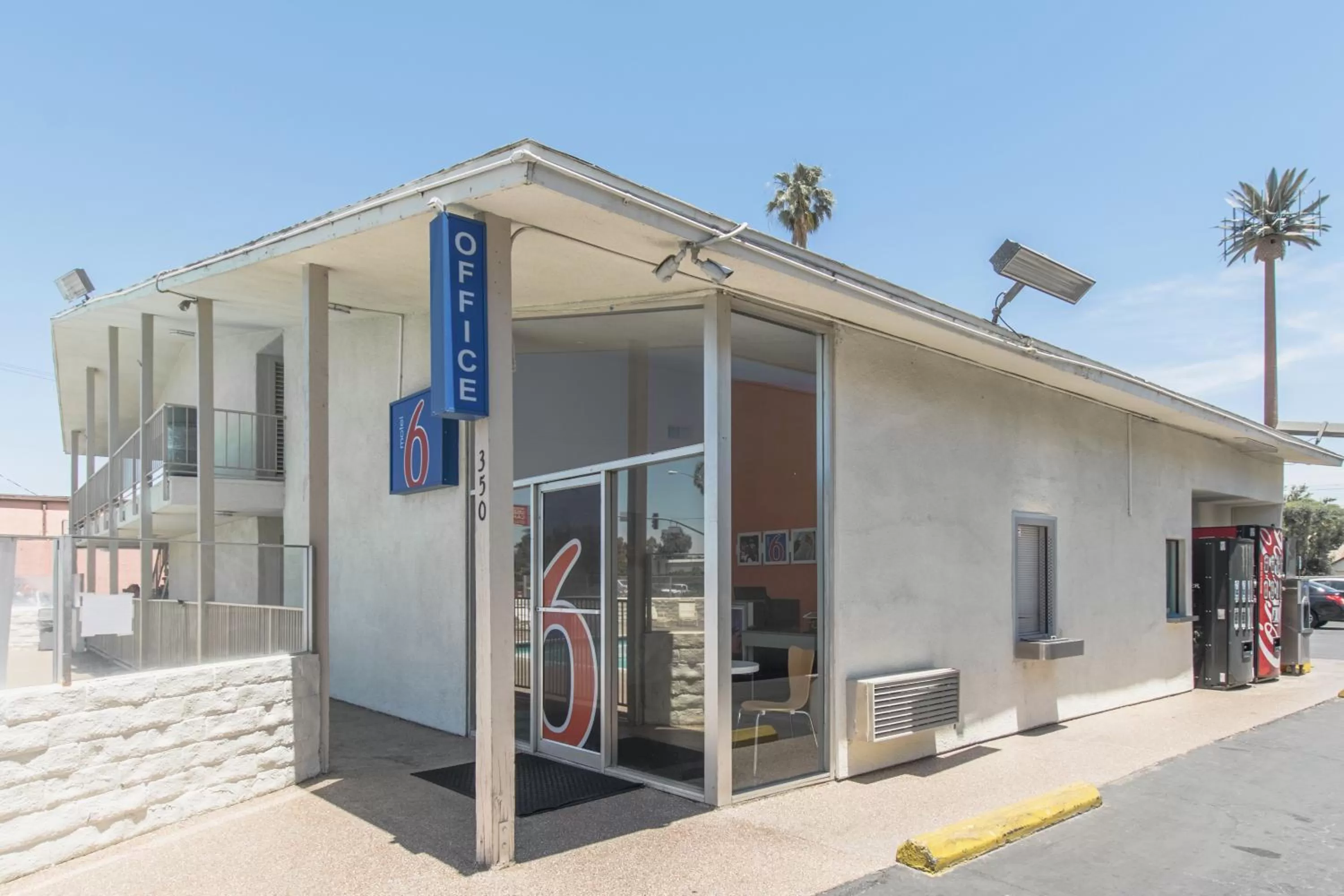 Facade/entrance in Motel 6 Bakersfield
