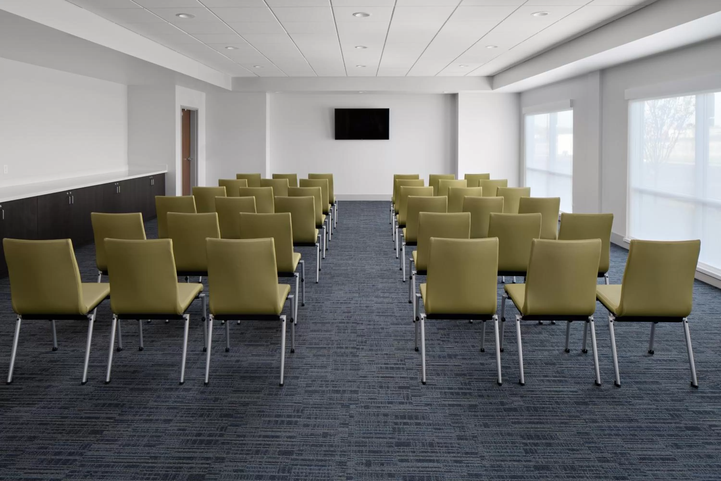 Meeting/conference room in Holiday Inn Express & Suites - Elkhorn - Lake Geneva Area by IHG