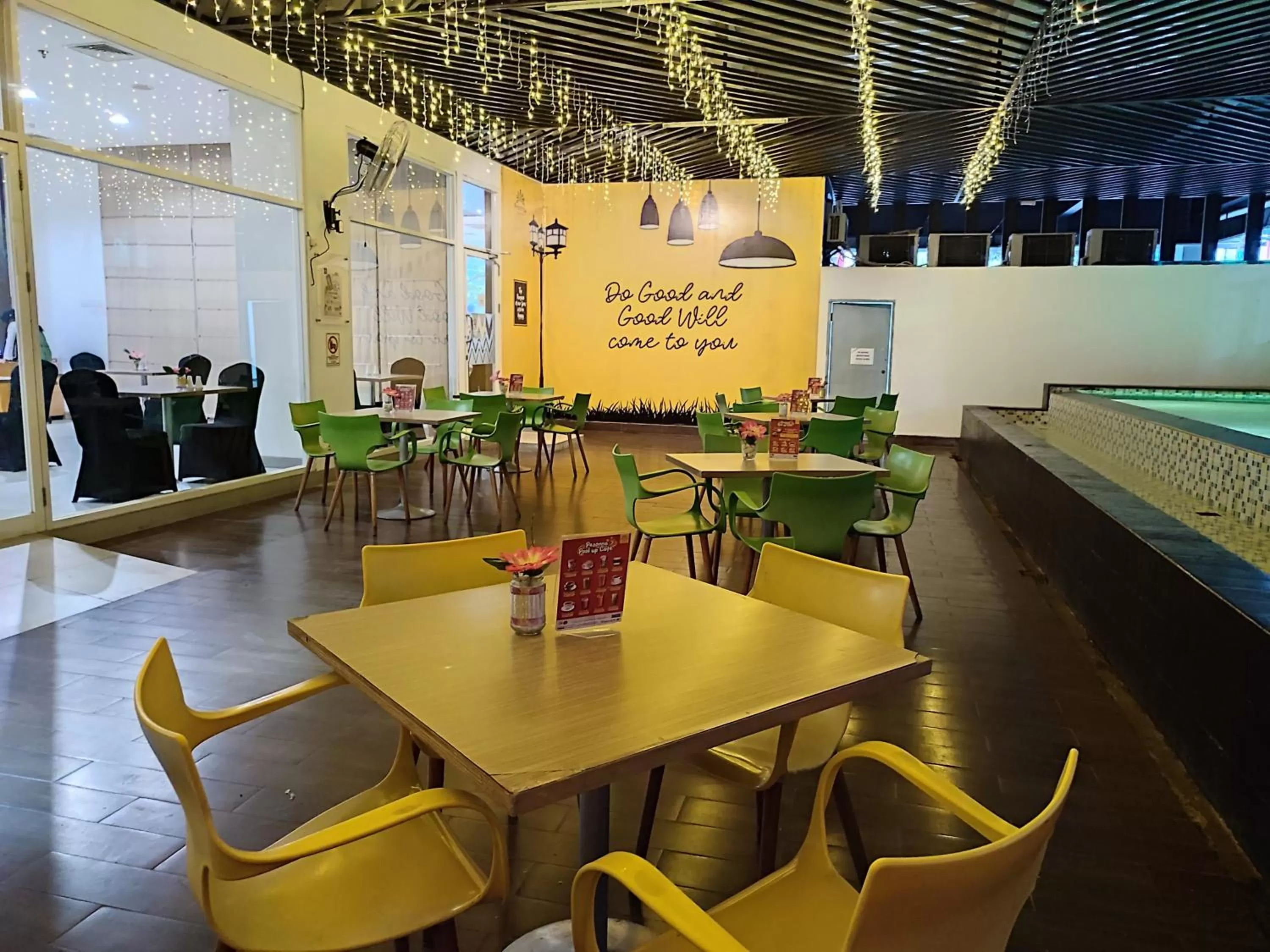 Restaurant/places to eat in KHAS Makassar Hotel