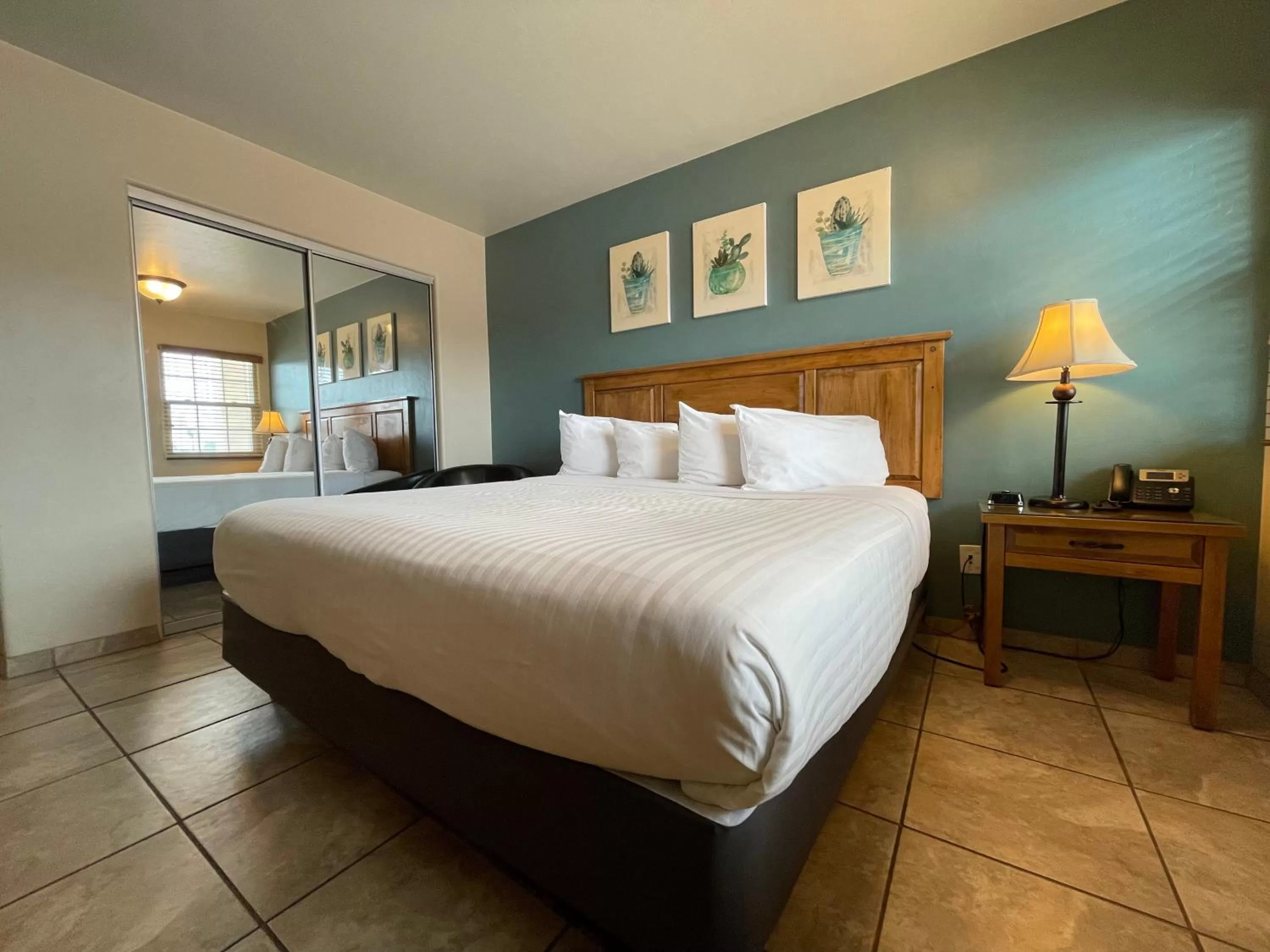 King Room - single occupancy in Arizona Sunset Inn & Suites