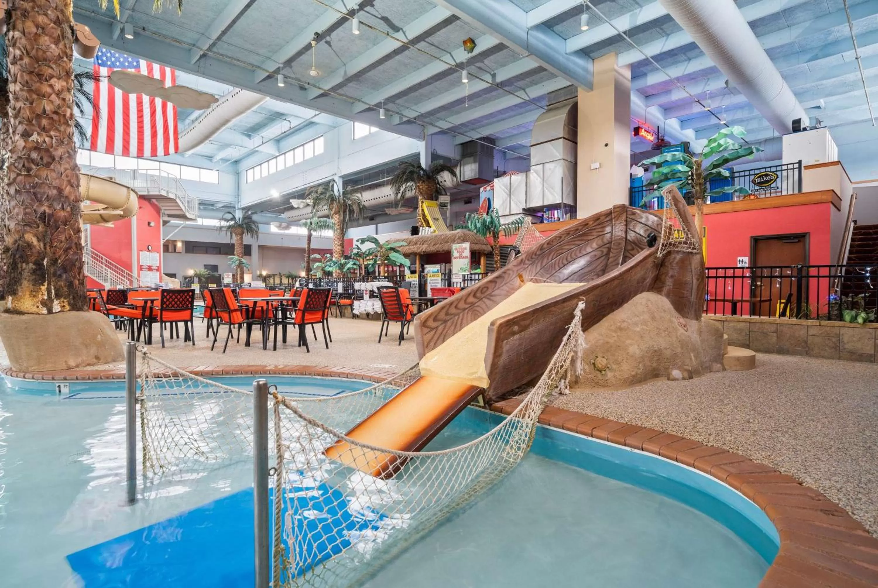 Swimming pool in Ramada by Wyndham Sioux Falls Airport - Waterpark Resort & Event Center