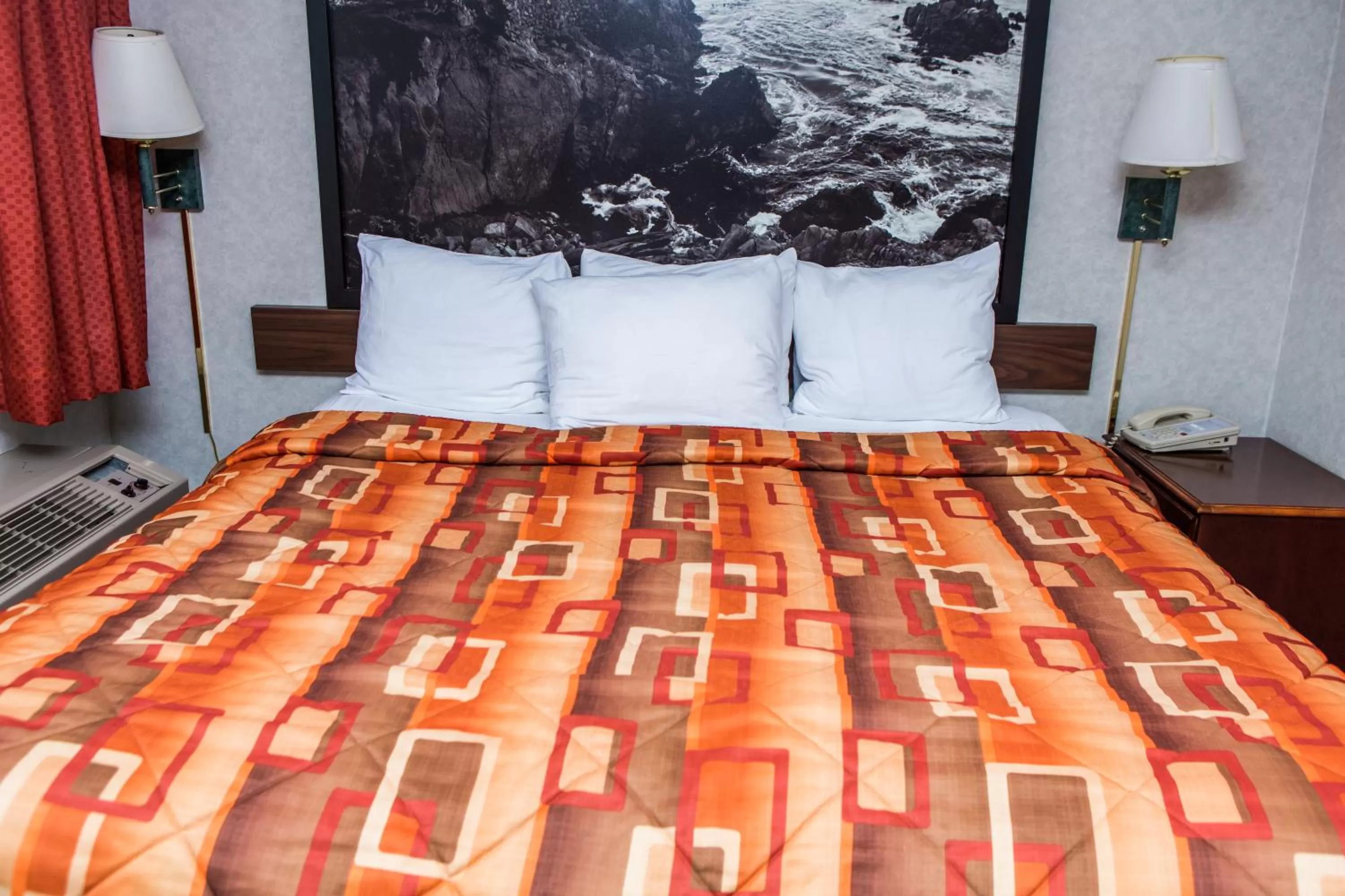 Bathroom, Bed in Pelican Inn