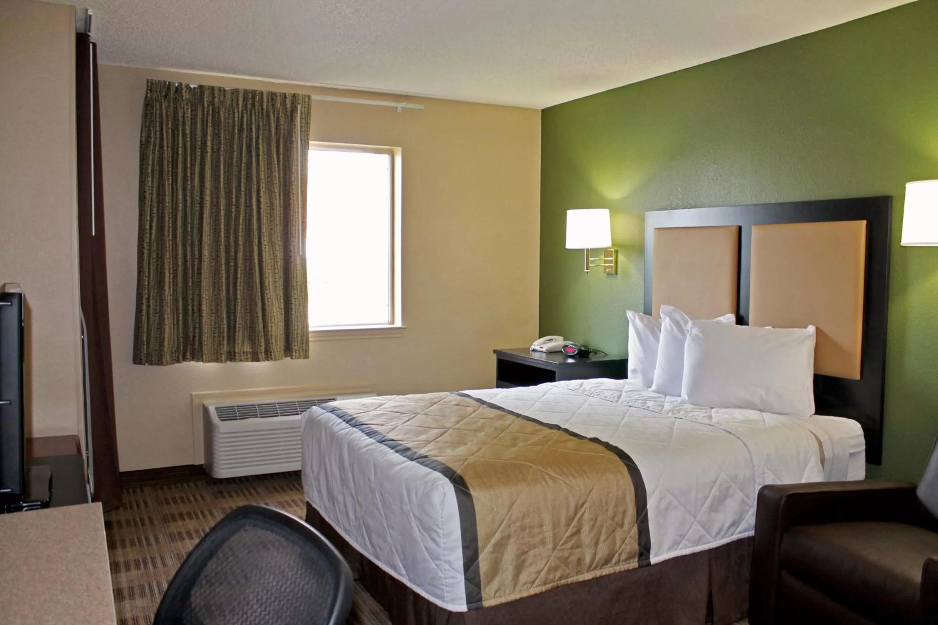 Bed in Extended Stay America Suites - Houston - Katy Freeway - Energy Corridor
