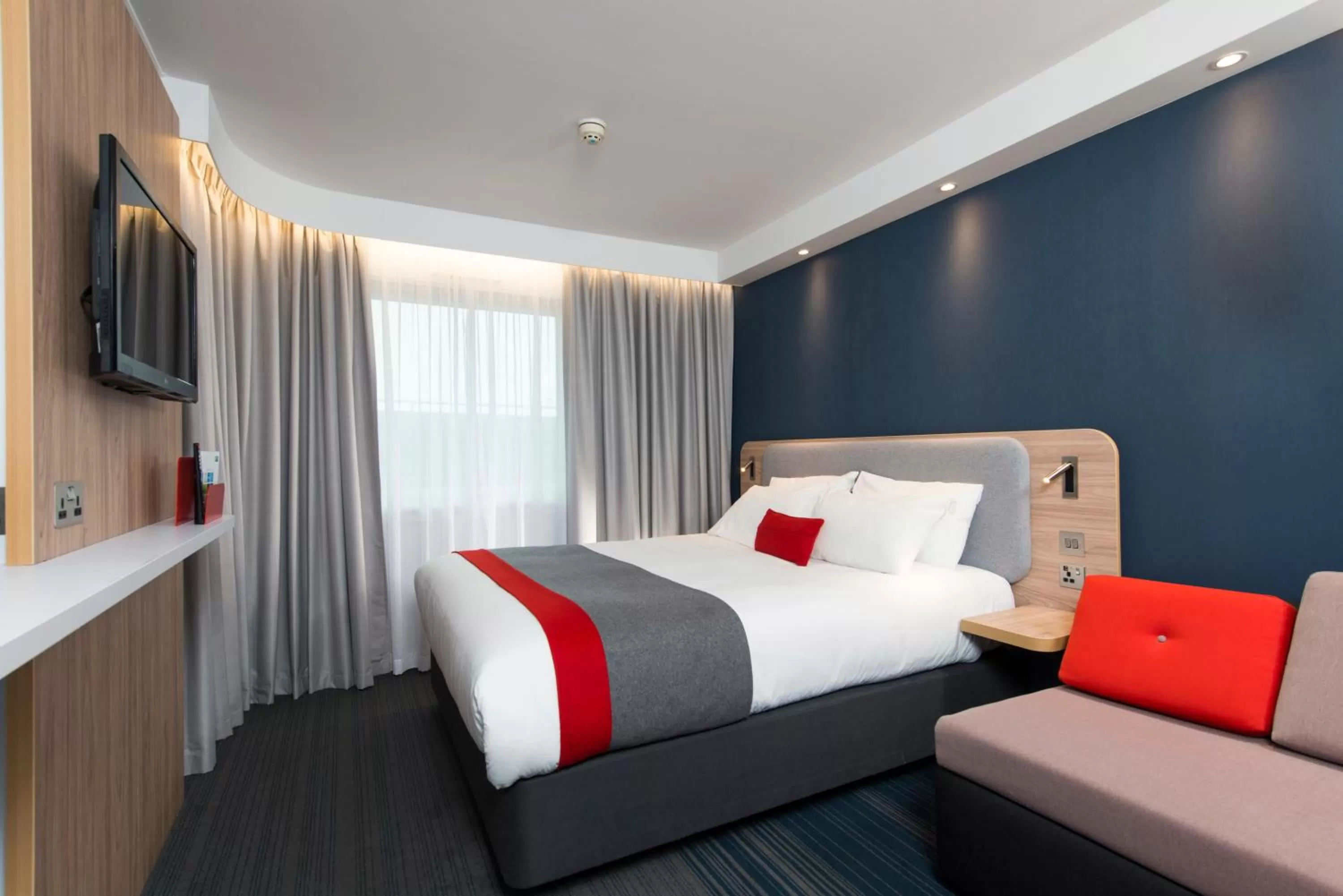 Photo of the whole room, Bed in Holiday Inn Express London Greenwich by IHG