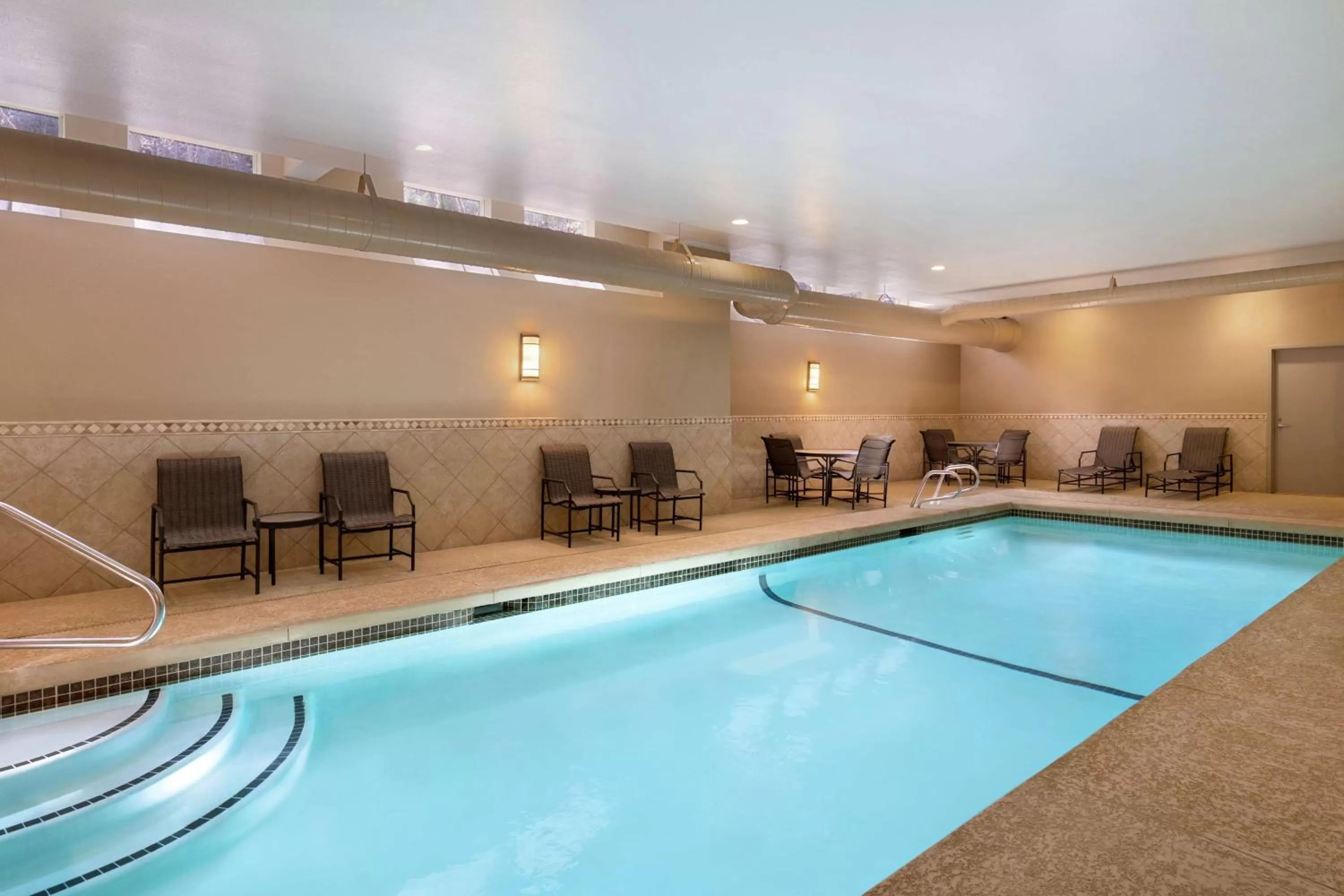 Swimming pool in Hampton Inn & Suites Exeter