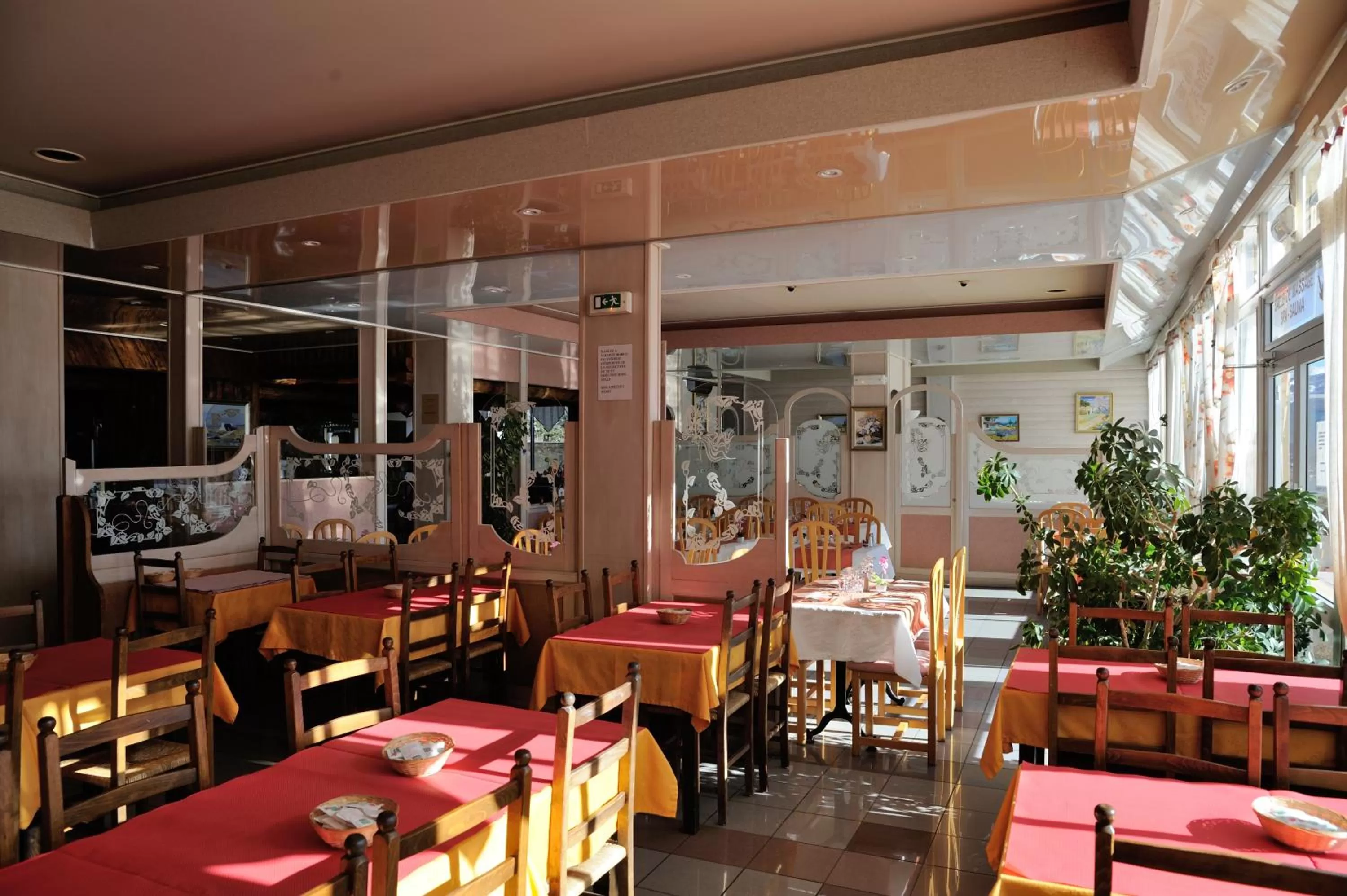 Restaurant/Places to Eat in Hotel des Pyrénées