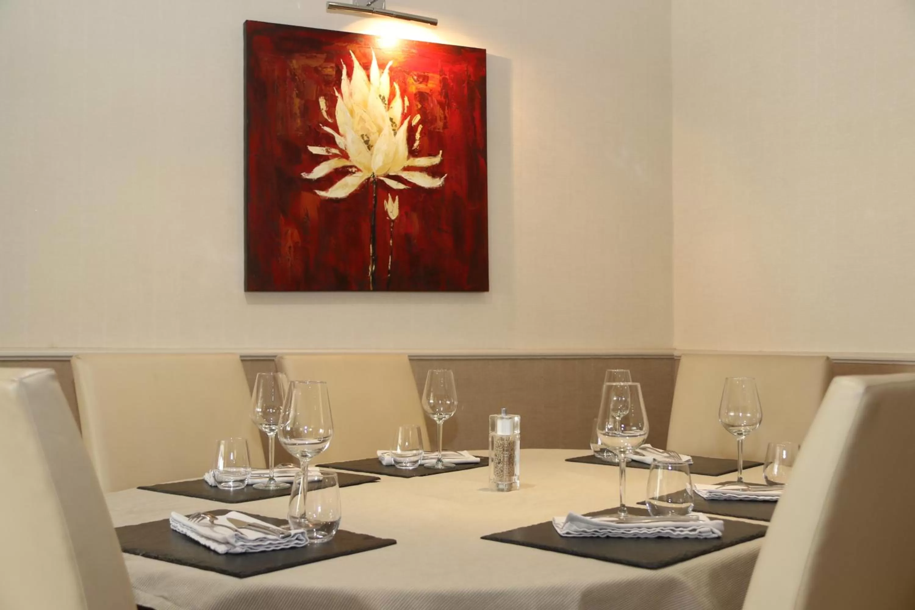 Restaurant/places to eat in Logis Hôtel-Restaurant Au Vieux Morvan, au cœur de la Bourgogne, Piscine & Spa, Hôtel Climatisé