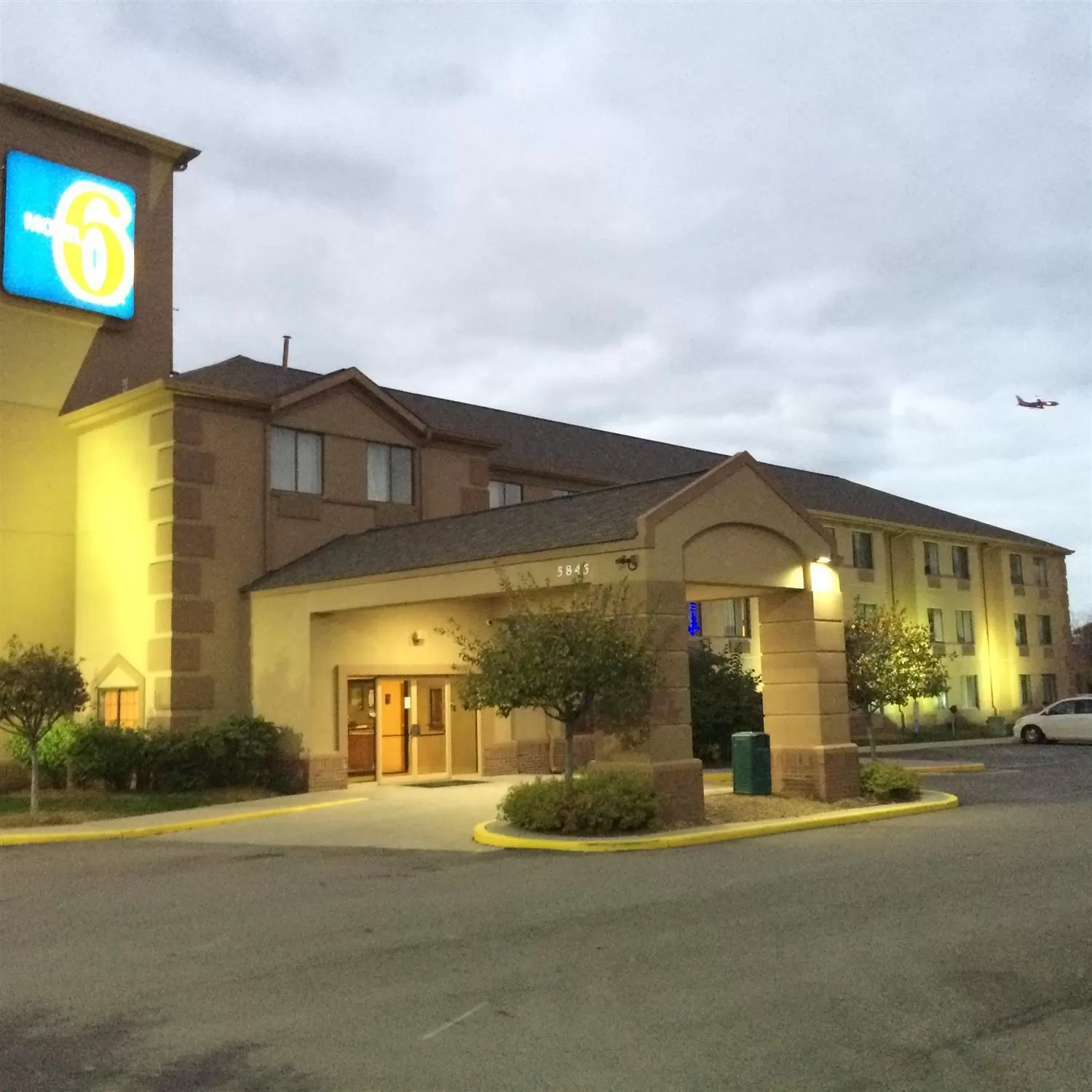 Property building in Motel 6-Indianapolis, IN - Airport