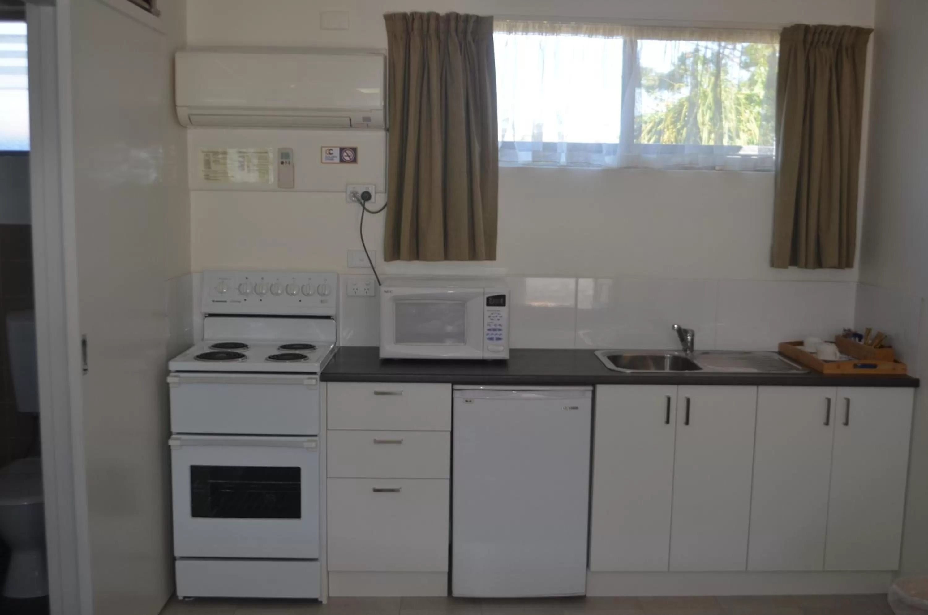 Kitchen or kitchenette in Ten Dollar Town Motel