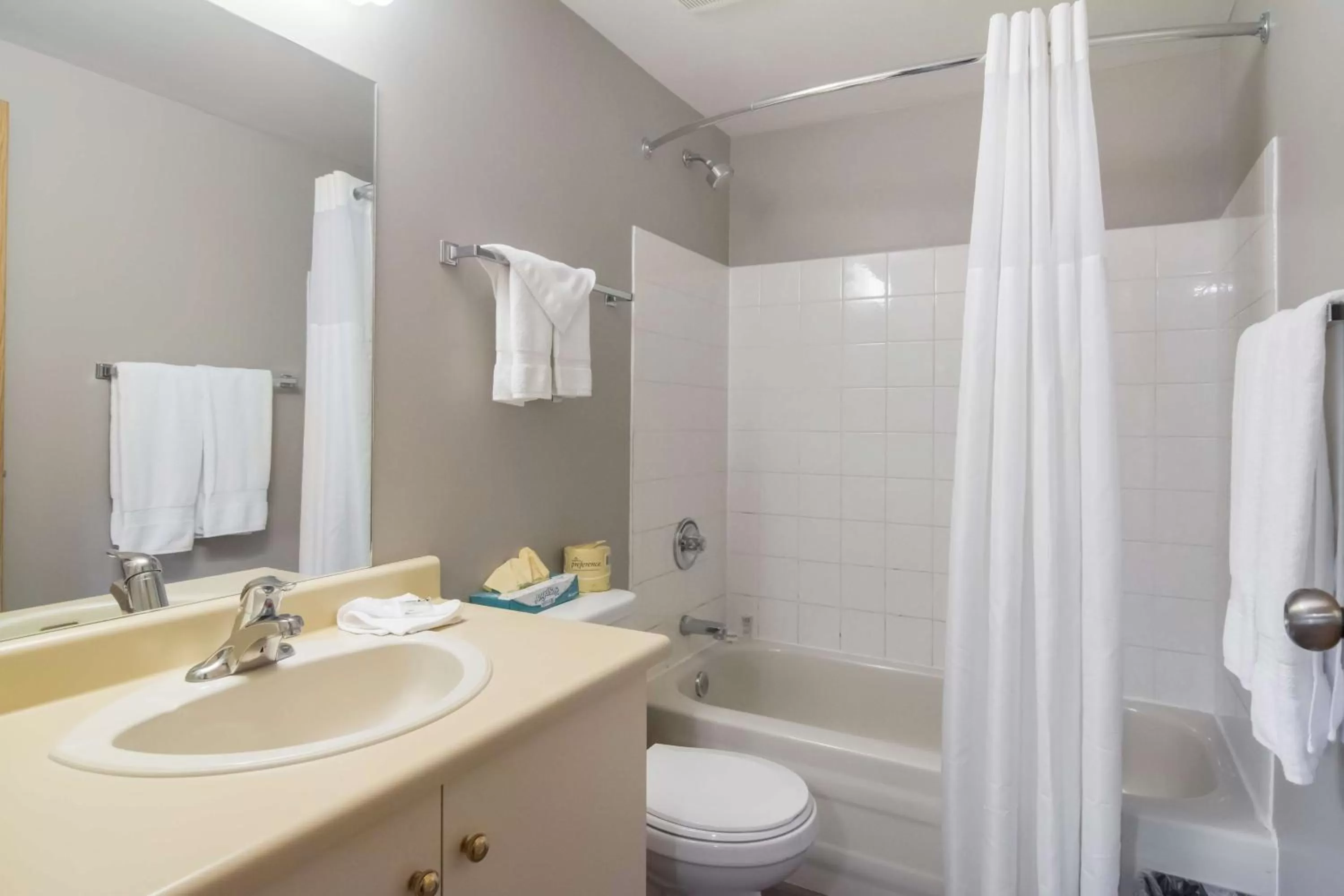 Bathroom in Motel 6-Saanichton, BC - Victoria Airport