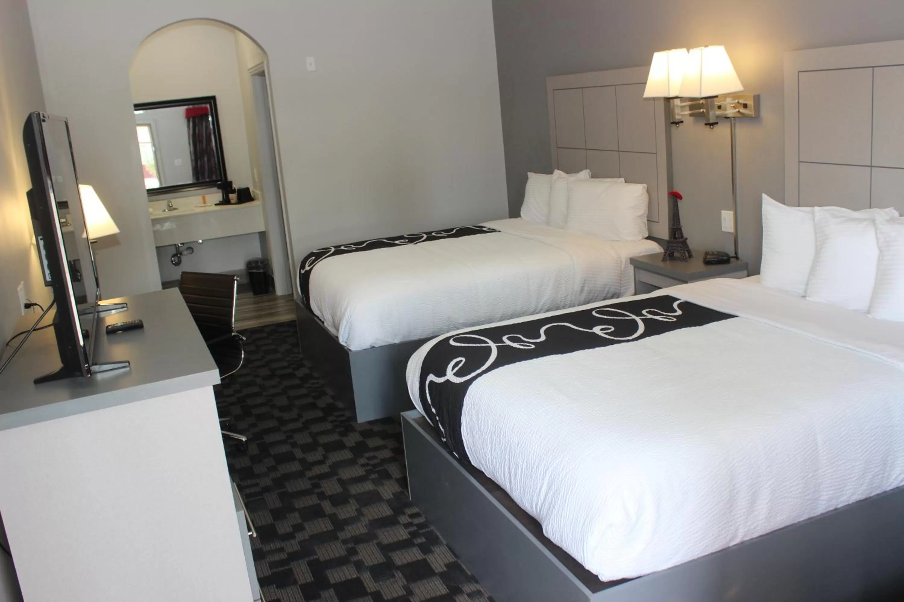 Shower, Bed in Paris Inn & Suites