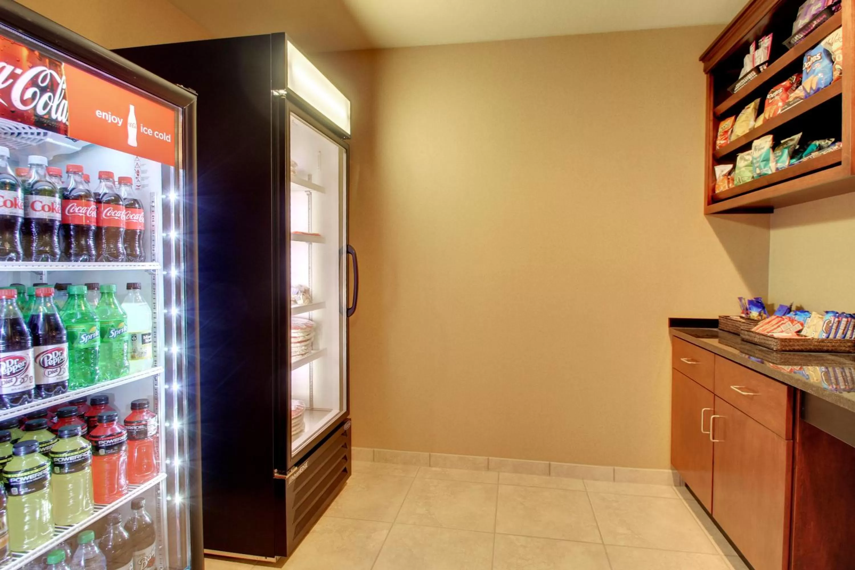 Food in Cobblestone Hotel & Suites - Charlestown