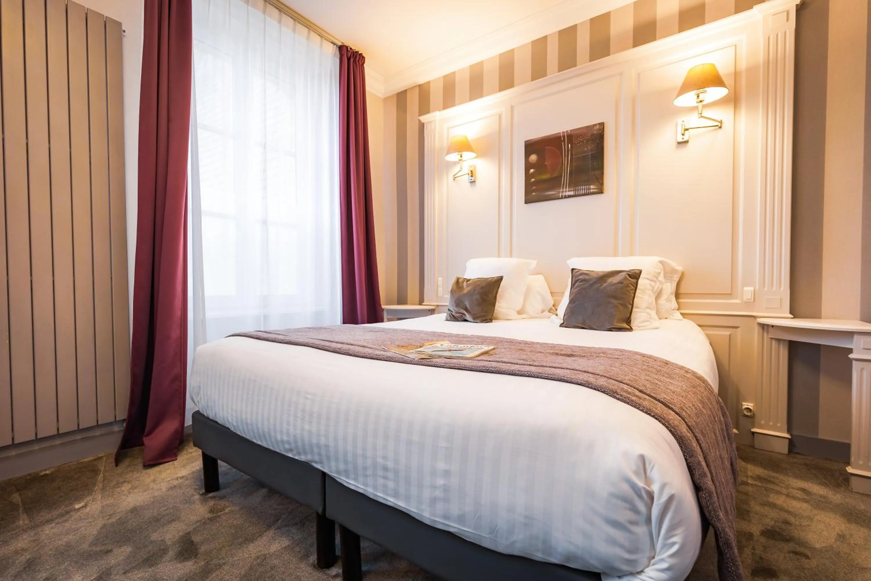 Bed in Grand Hôtel du Luxembourg & Spa