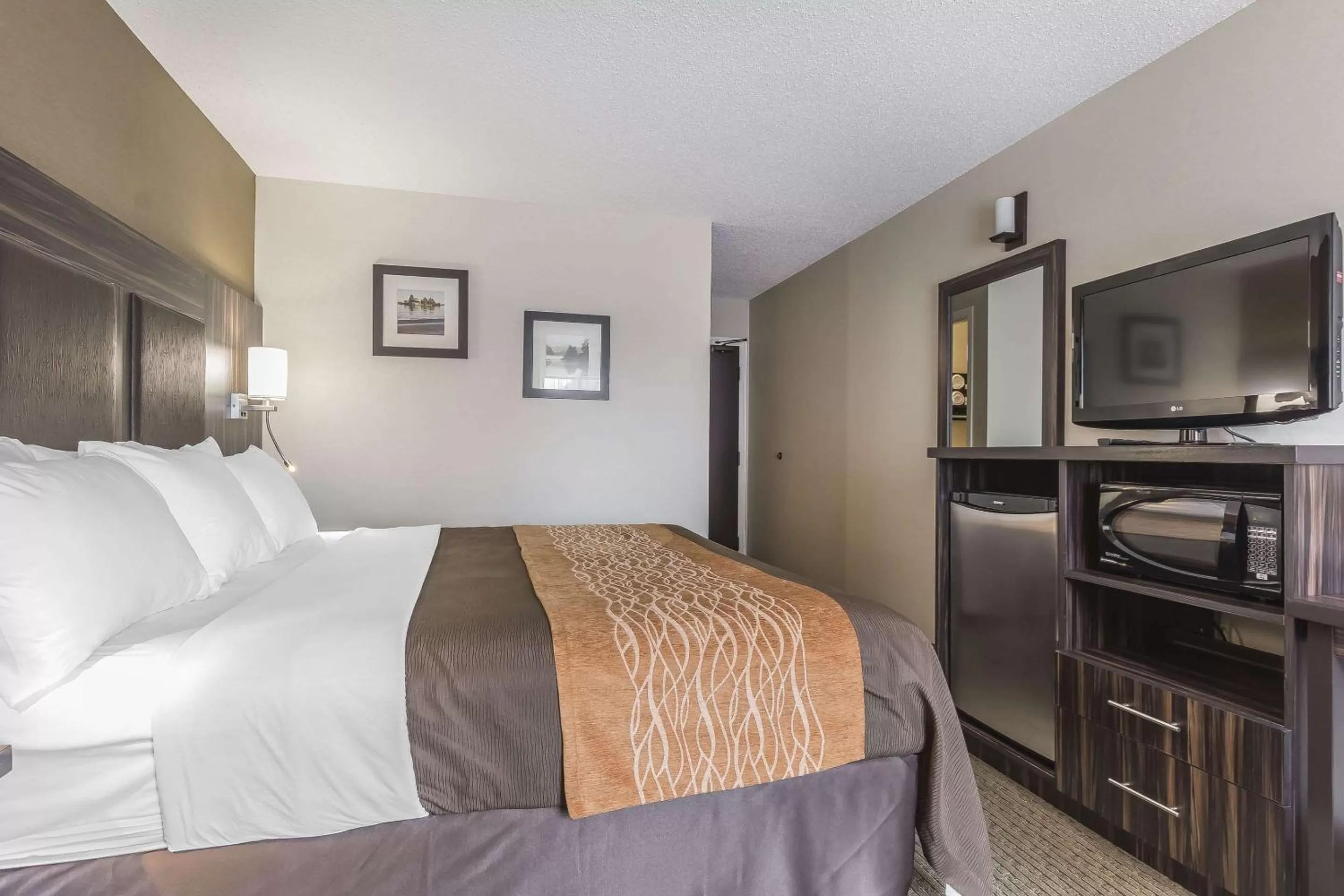 Photo of the whole room, Bed in Comfort Inn Trenton