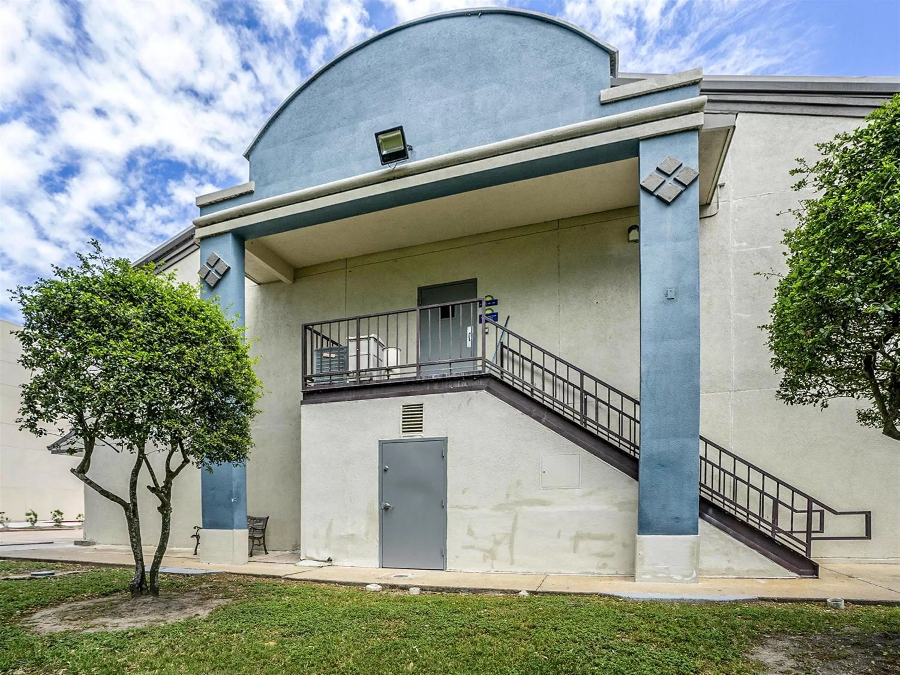 Days Inn & Suites by Wyndham Webster NASA-ClearLake-Houston