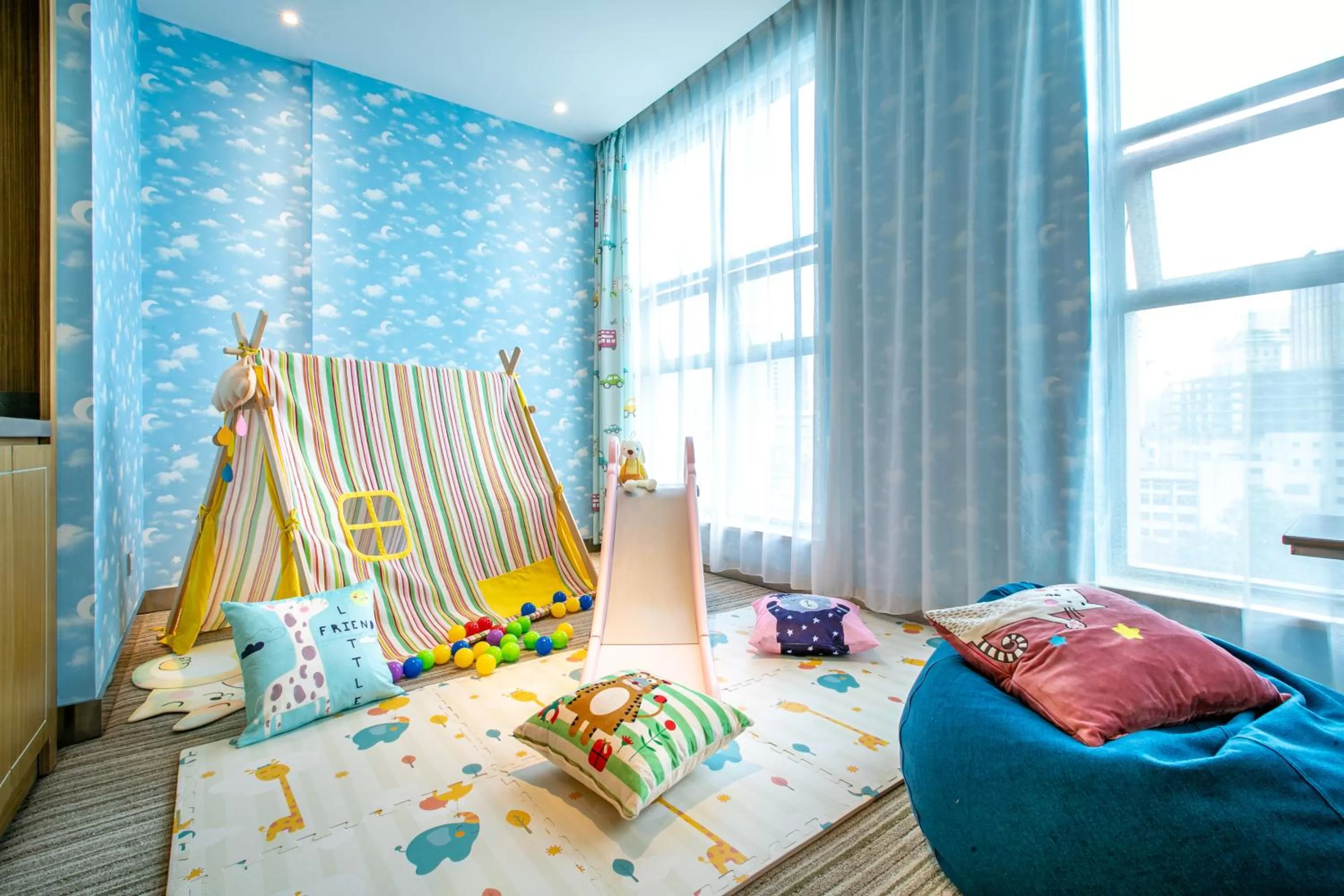 Living room, Bed in Novotel Guiyang Downtown