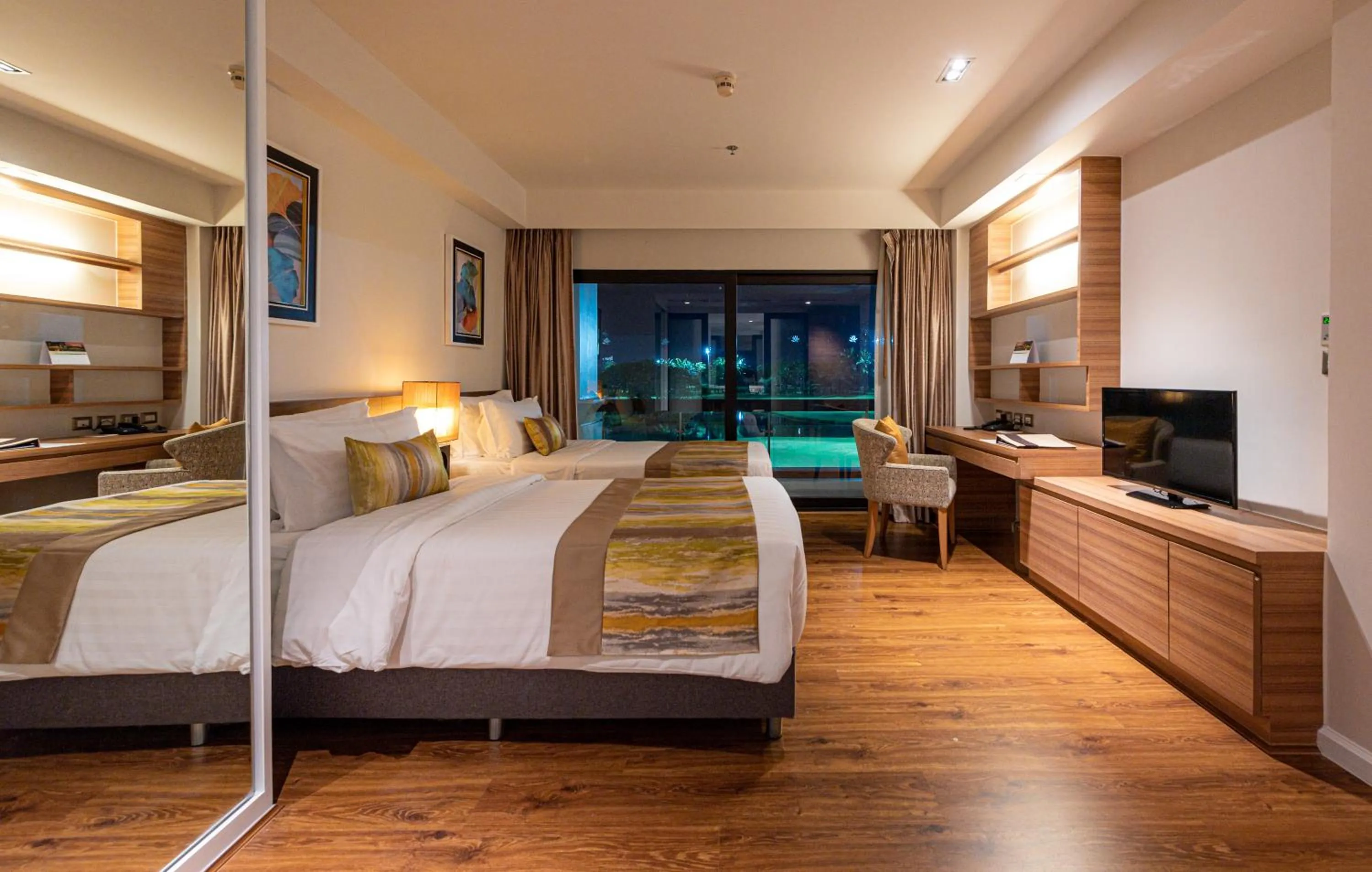 Bedroom, Bed in Summit Windmill Golf Suite Hotel at Suvarnabhumi