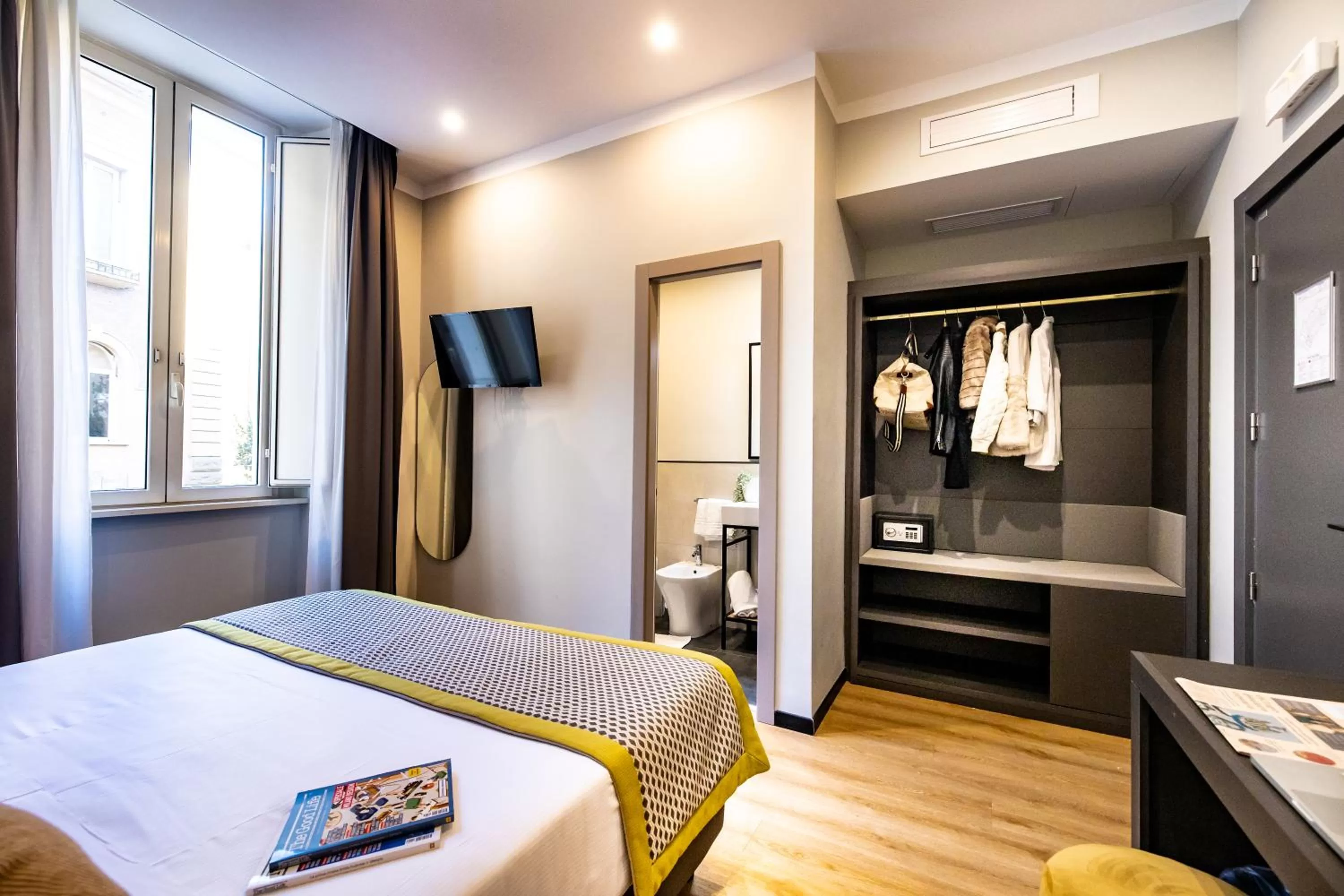 Photo of the whole room, Bed in The Cross Hotel