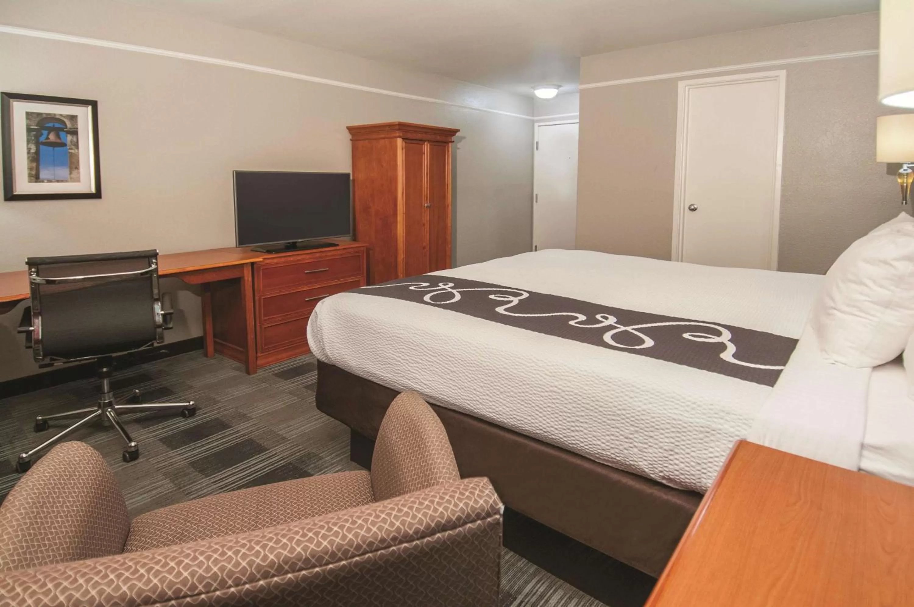 Photo of the whole room, Bed in La Quinta Inn by Wyndham San Antonio Brooks City Base