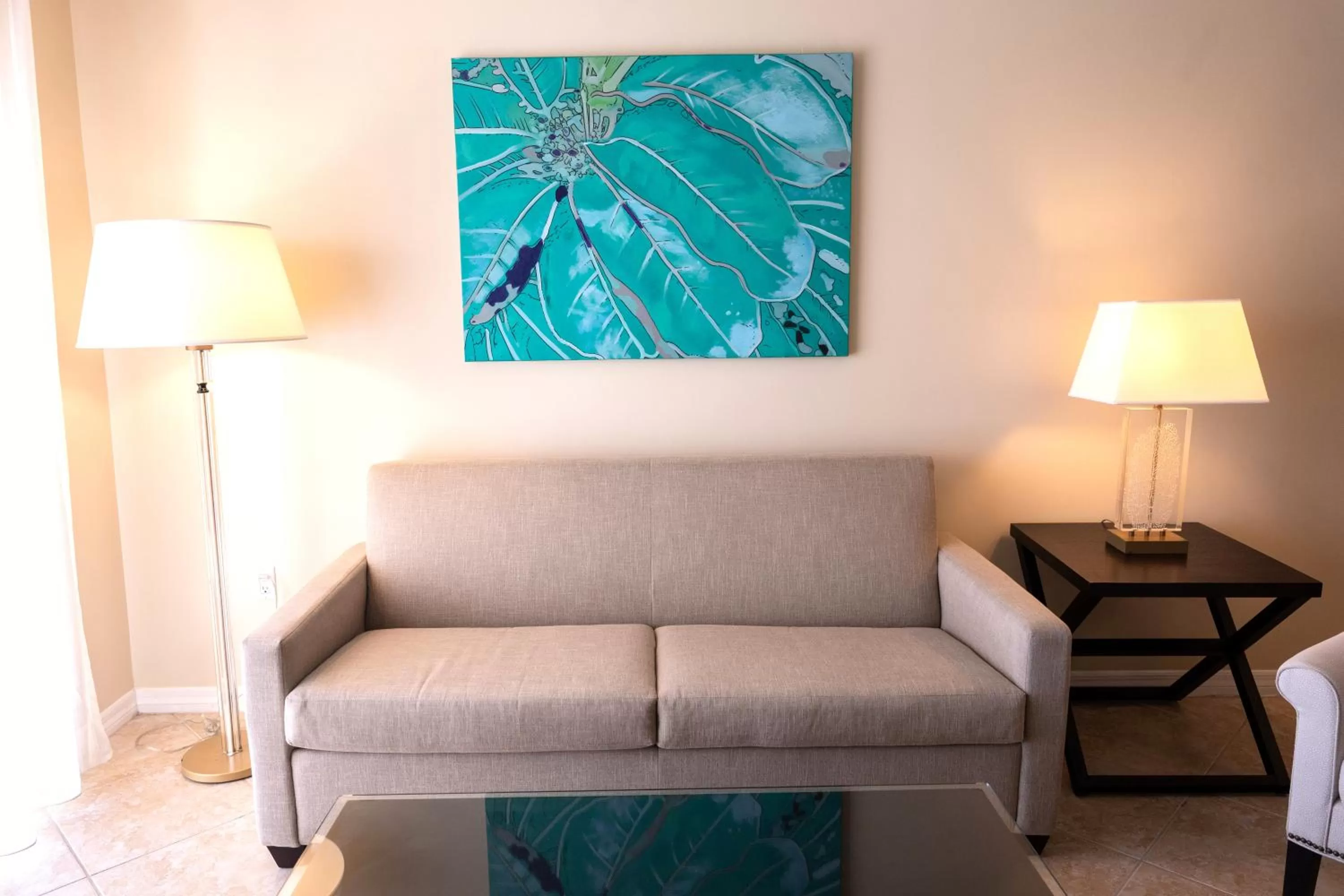 Living room in Holiday Inn Resort Grand Cayman by IHG