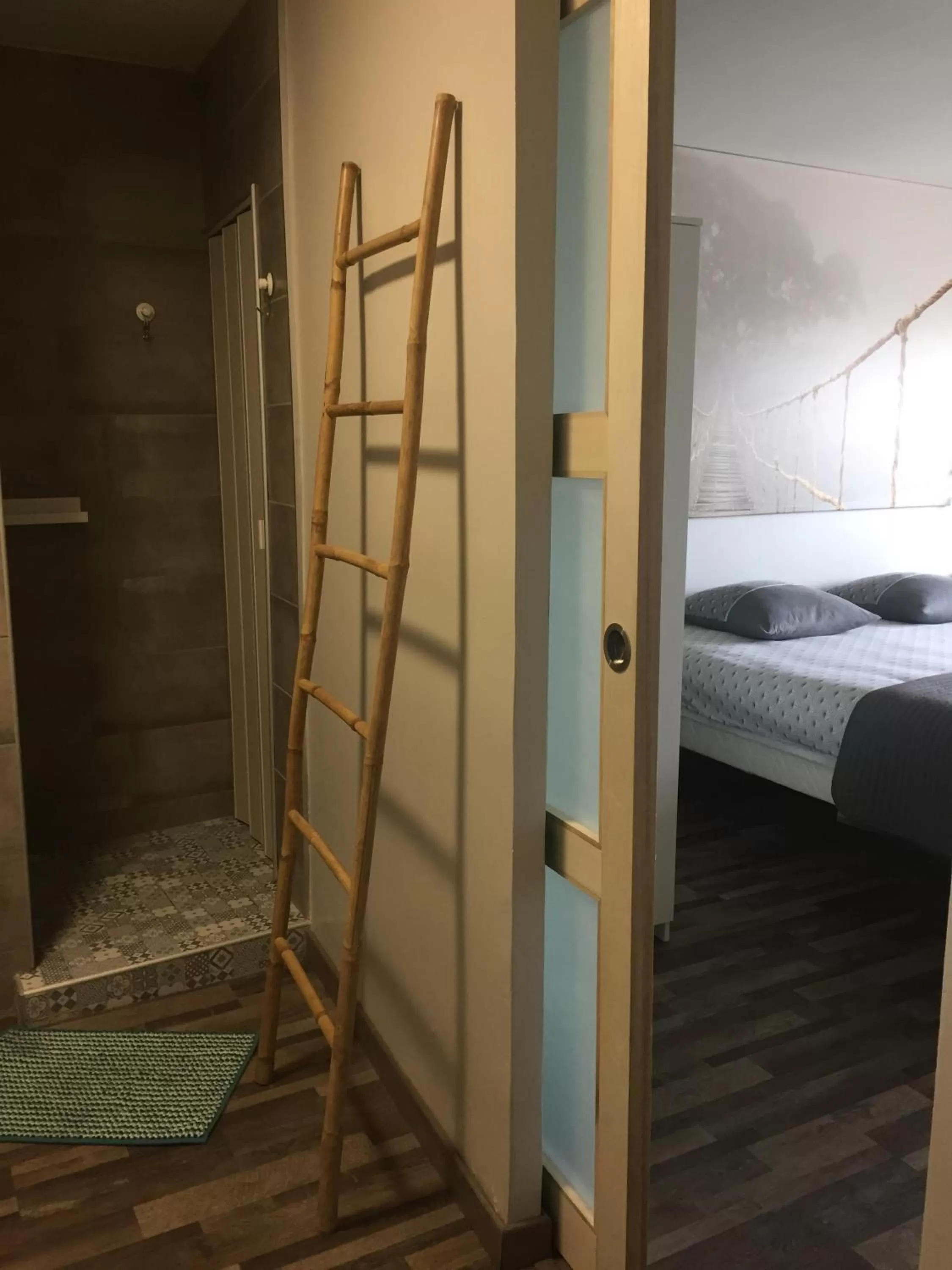 Bathroom, Bed in 1 Chambre, 1 P'tit dèj', 1 Sourire