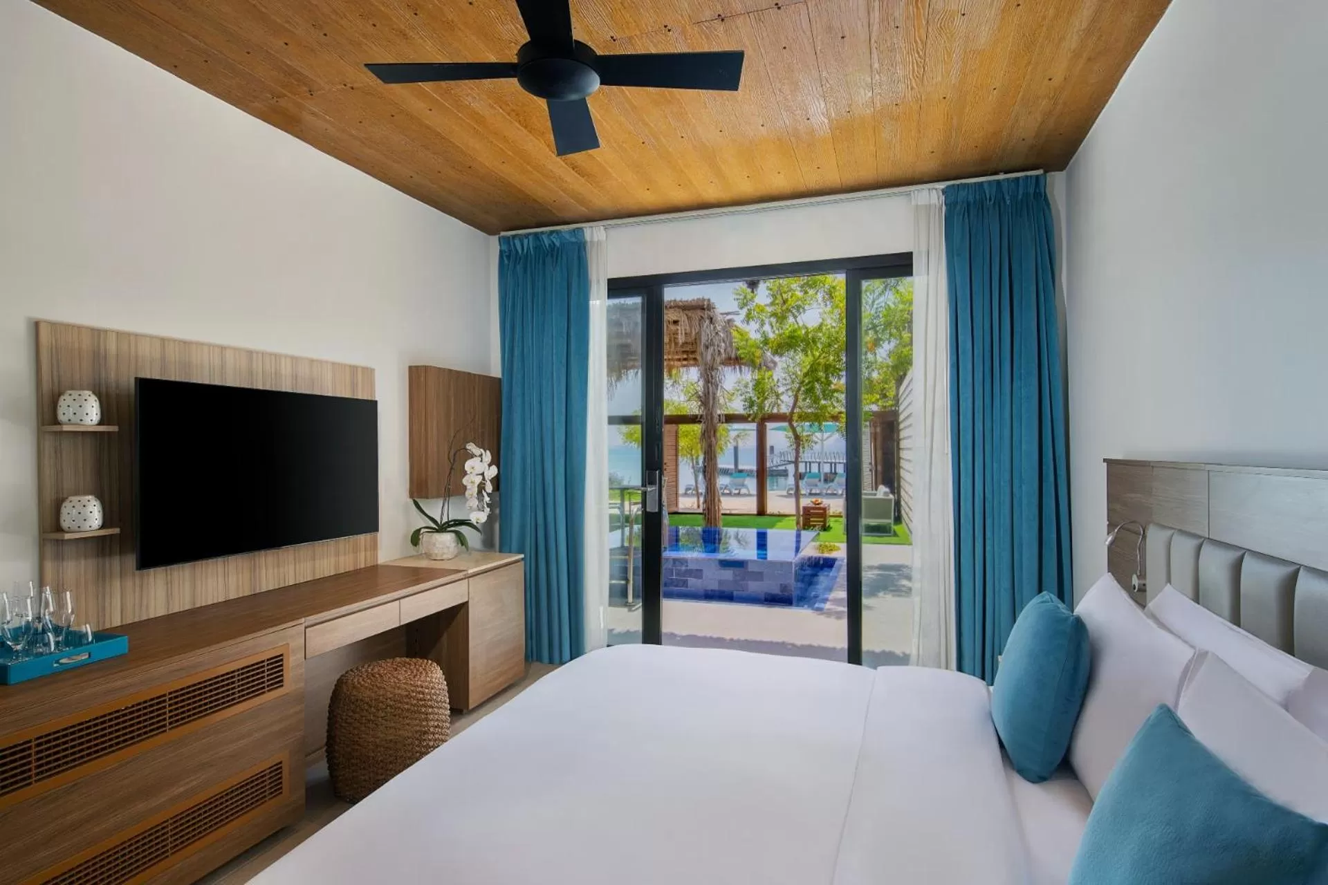 TV and multimedia, Bed in Anantara World Islands Dubai Resort