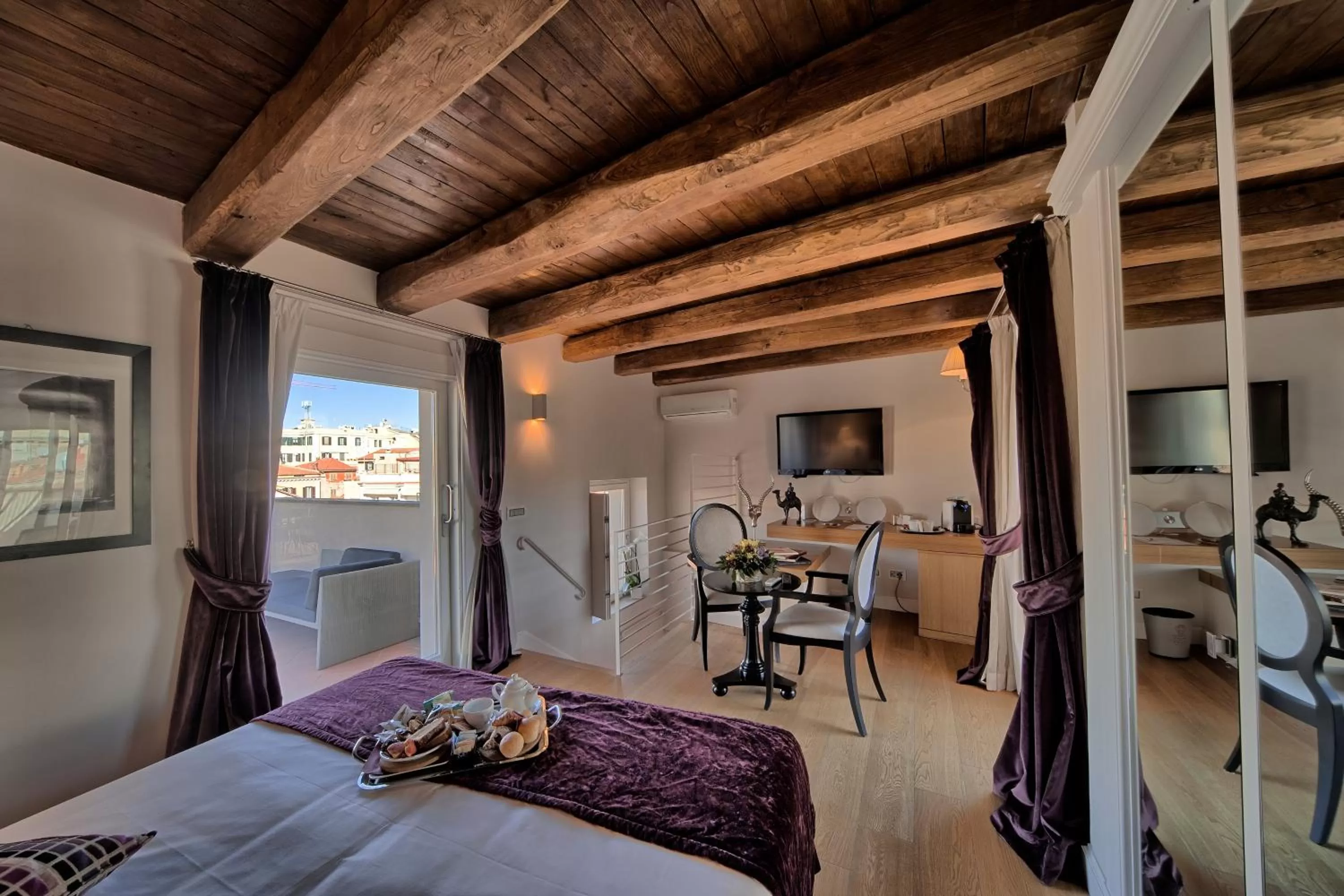 Photo of the whole room, Bed in Trevi Palace Luxury Inn