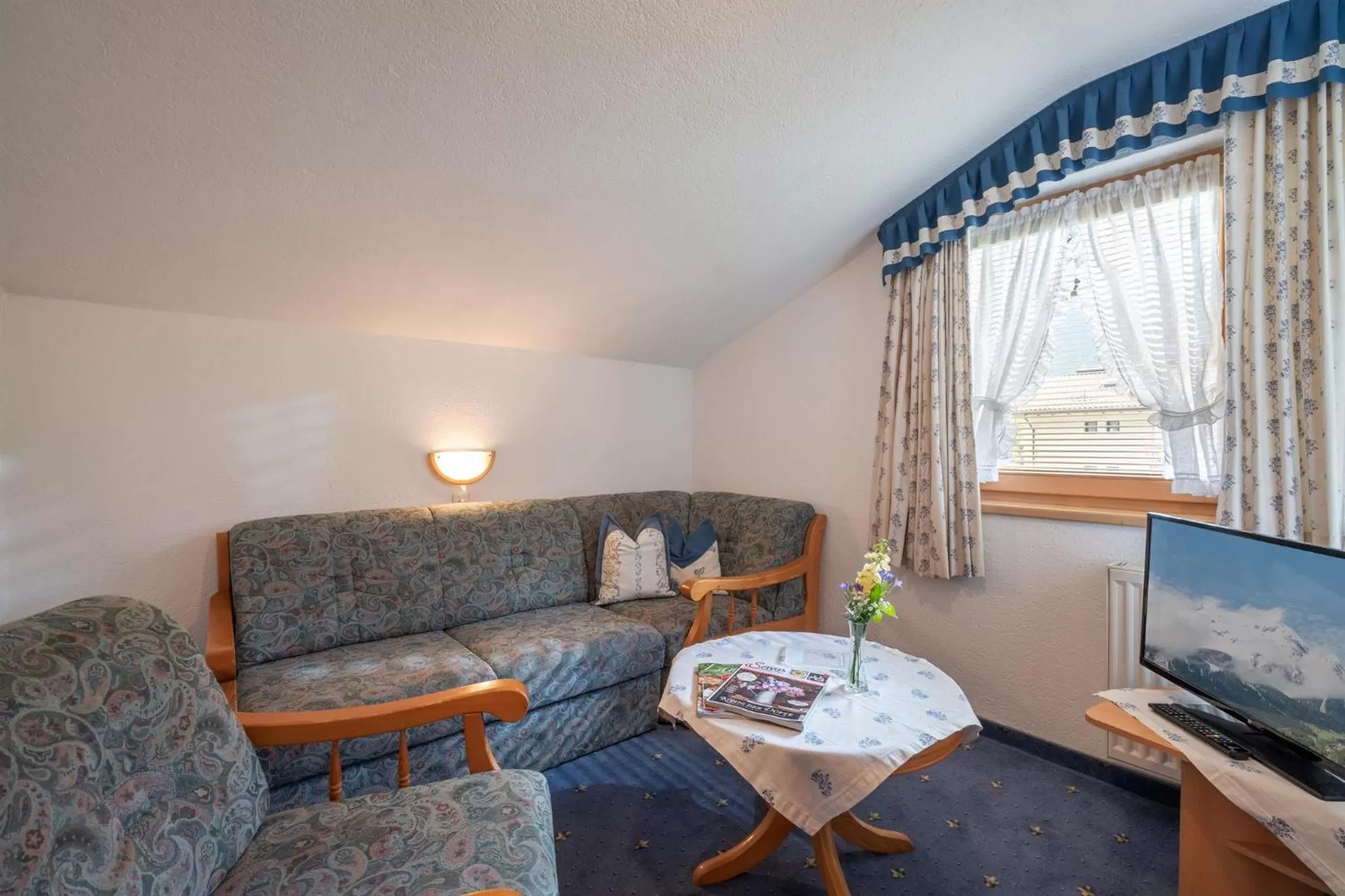 Communal lounge/ TV room in Gästeheim Auwitsch