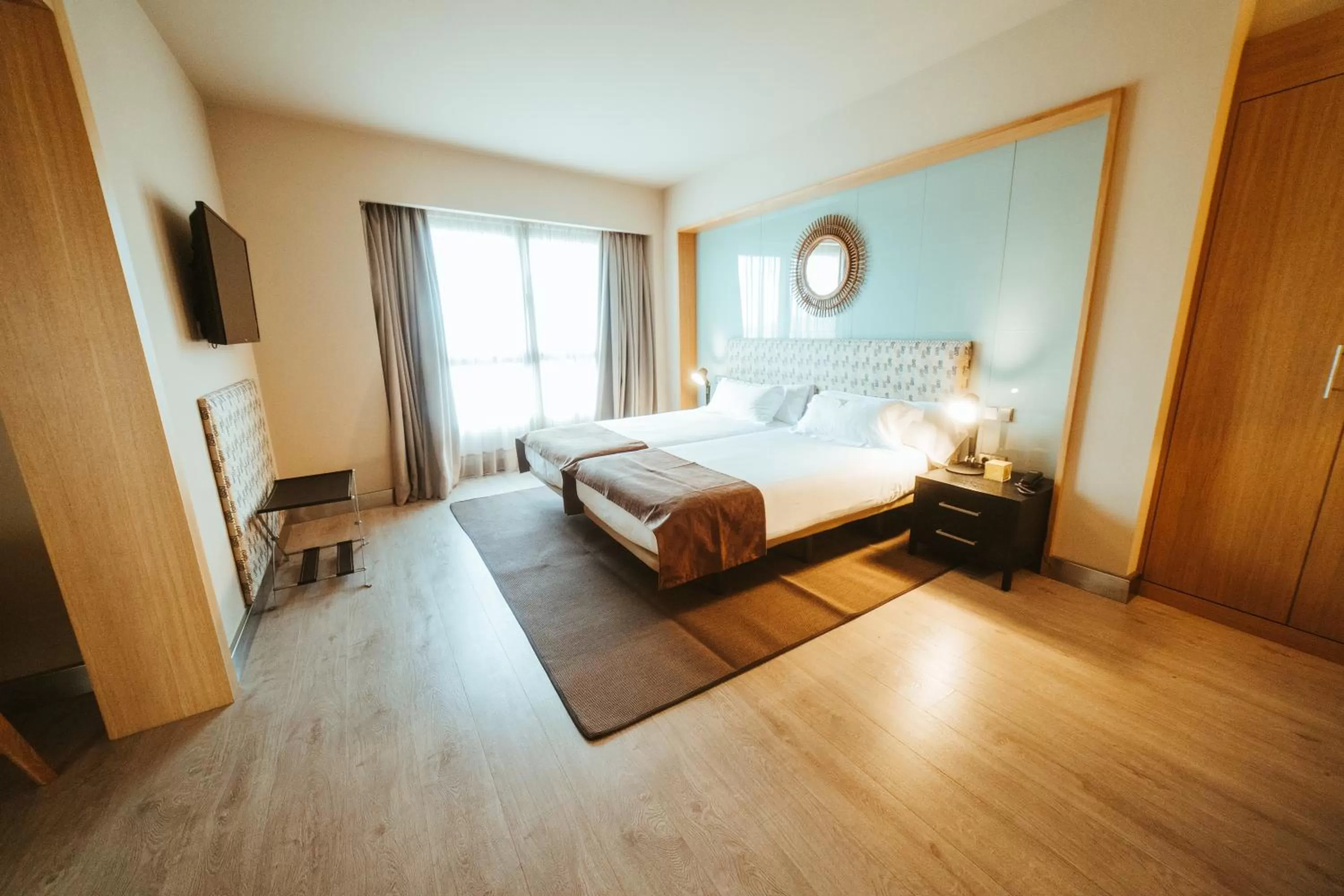 Photo of the whole room, Bed in Barceló León Conde Luna