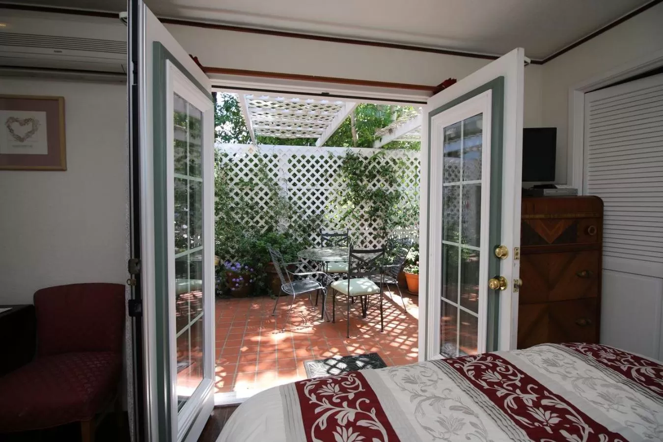 Inner courtyard view in Bradford Place Inn (California)