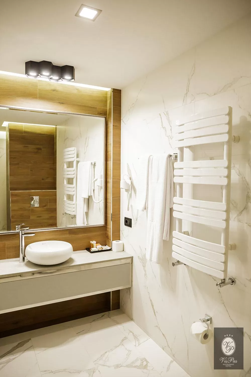 Bathroom, Bed in VisPas Hotel