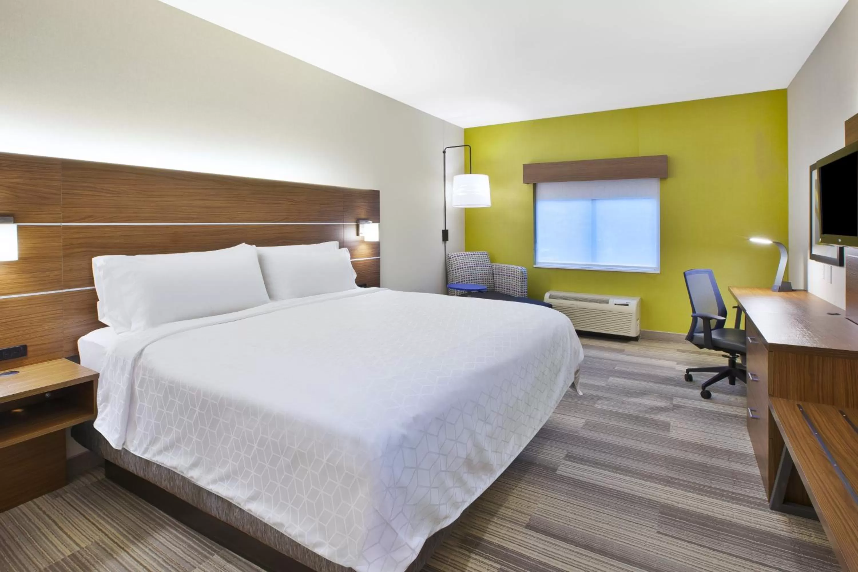 Photo of the whole room, Bed in Holiday Inn Express Rochester-Victor by IHG