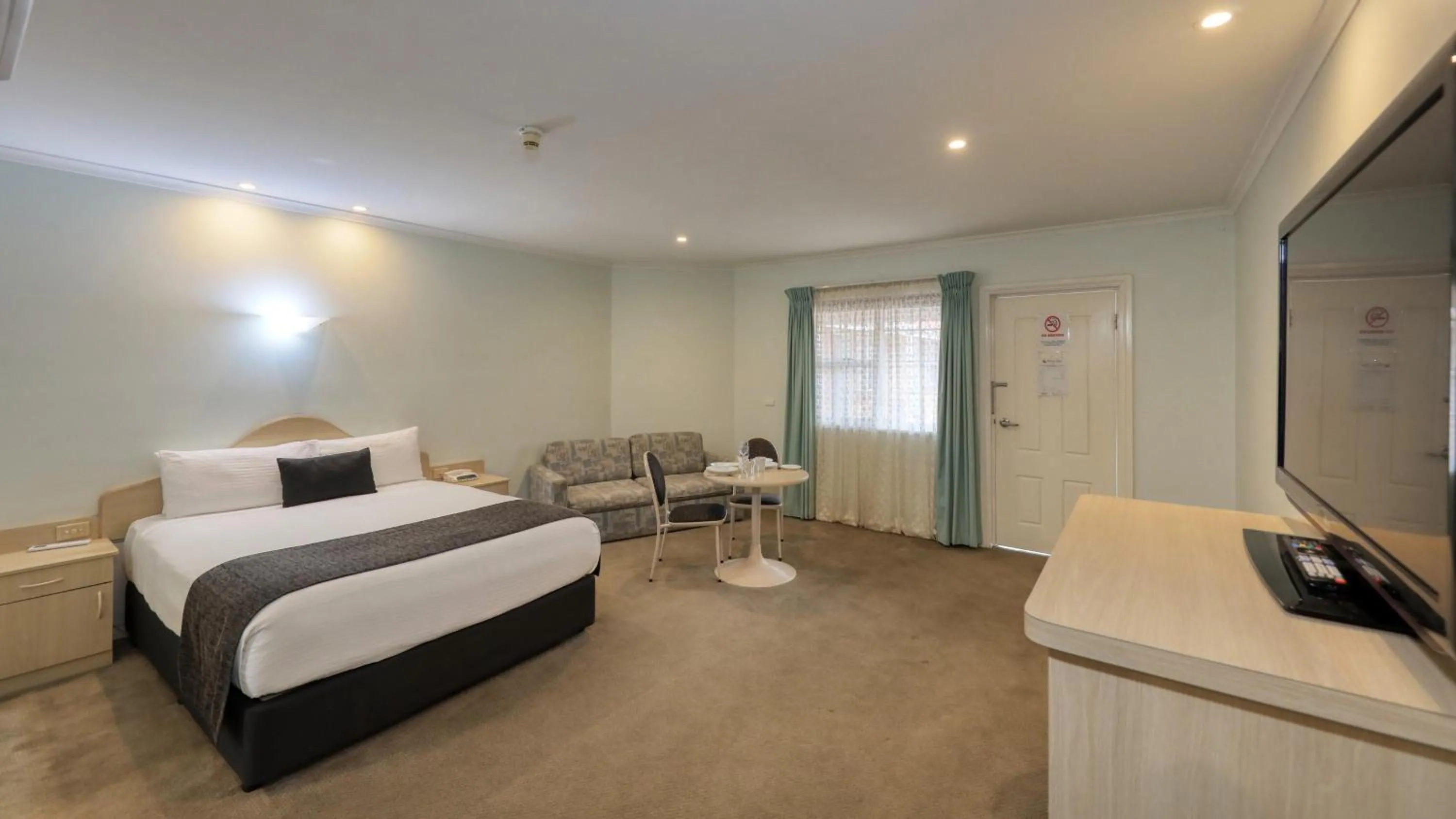 Seating area, Bed in Charles Rasp Motor Inn & Cottages