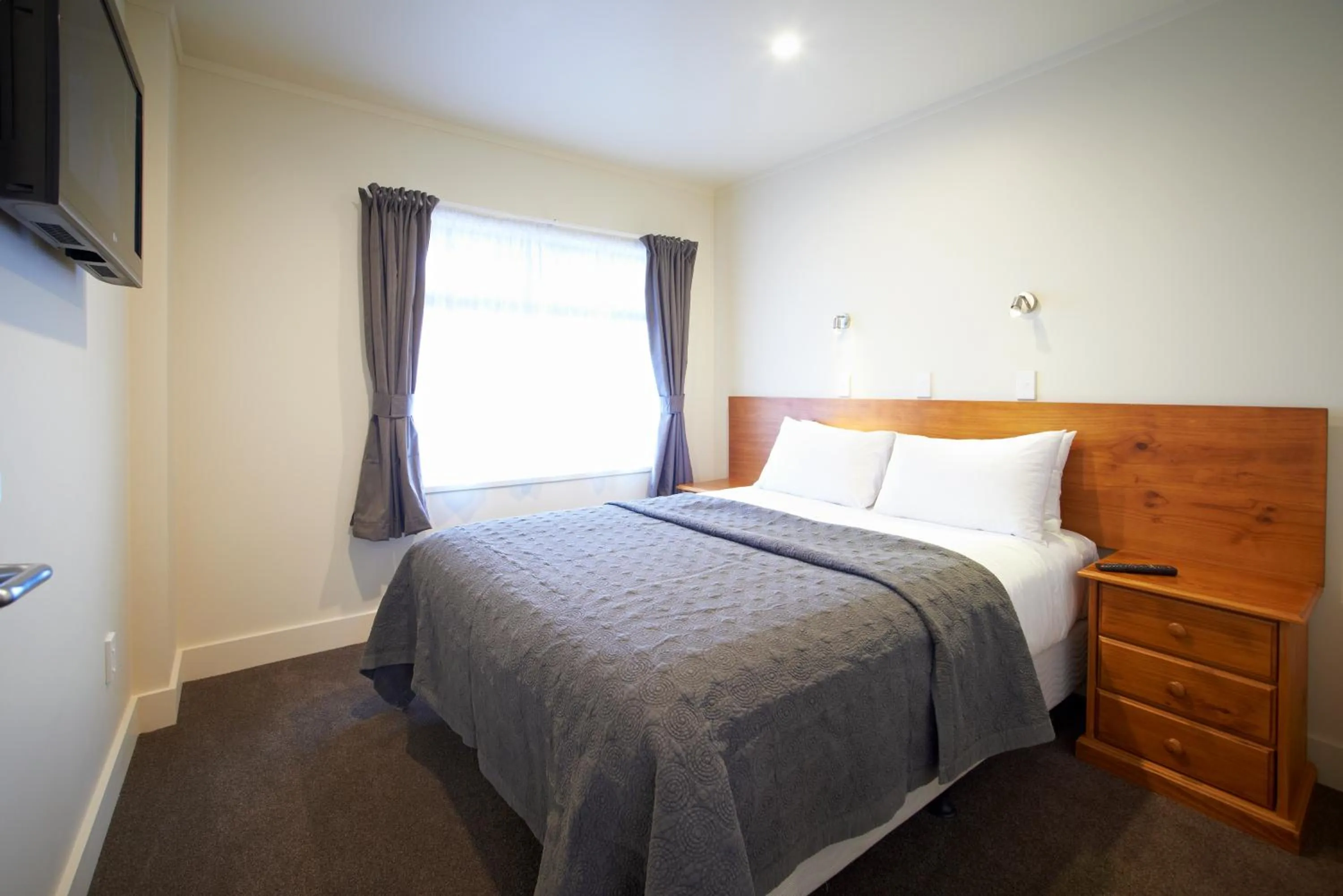 Bed in Auto Lodge Motel