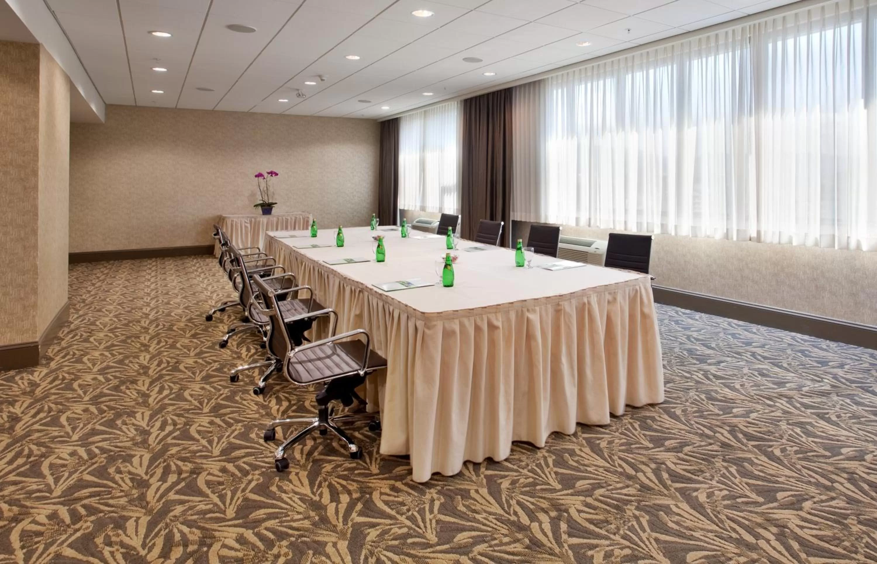 Meeting/conference room in Holiday Inn Vancouver-Centre Broadway by IHG