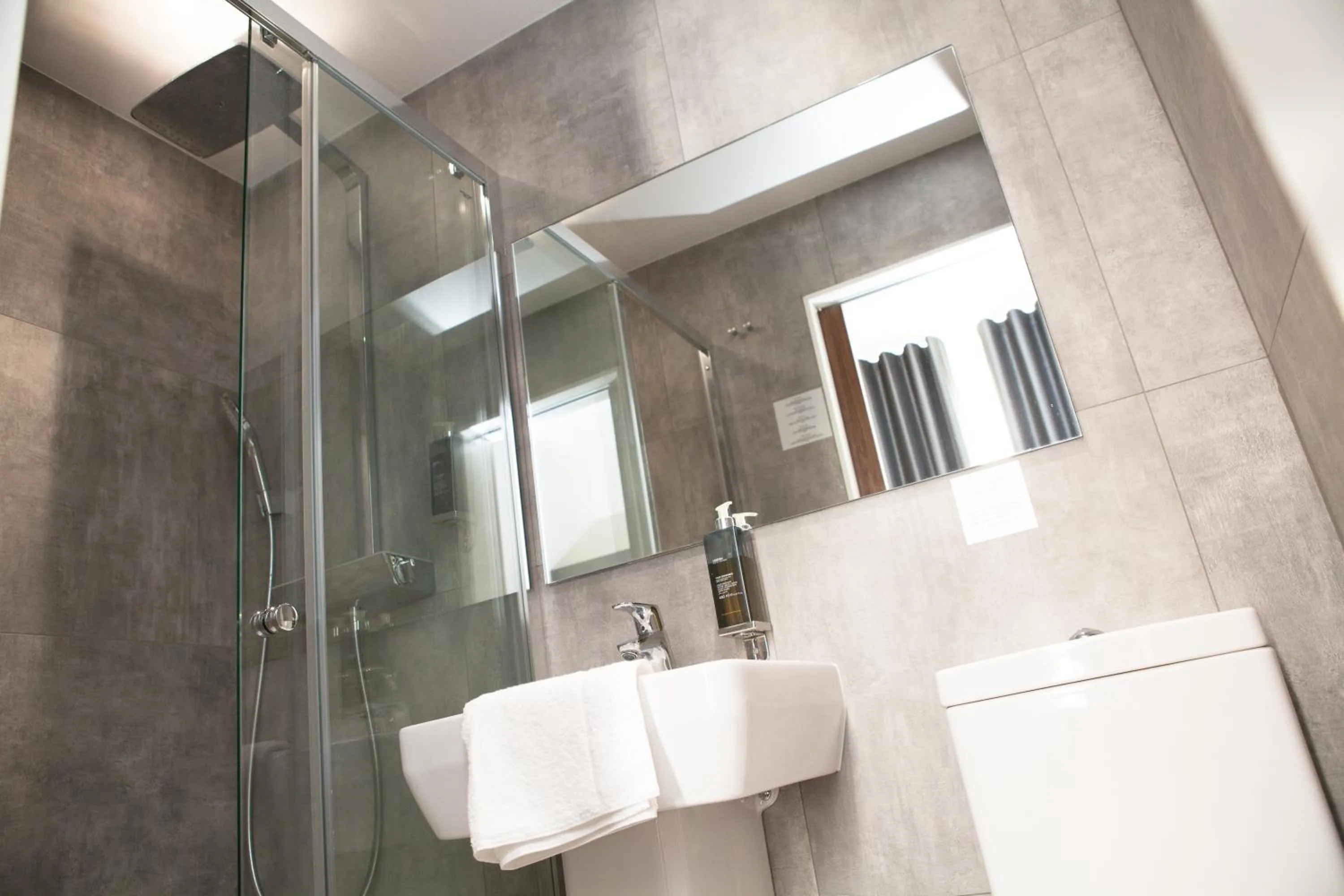 Bathroom in The Tudor Inn Hotel
