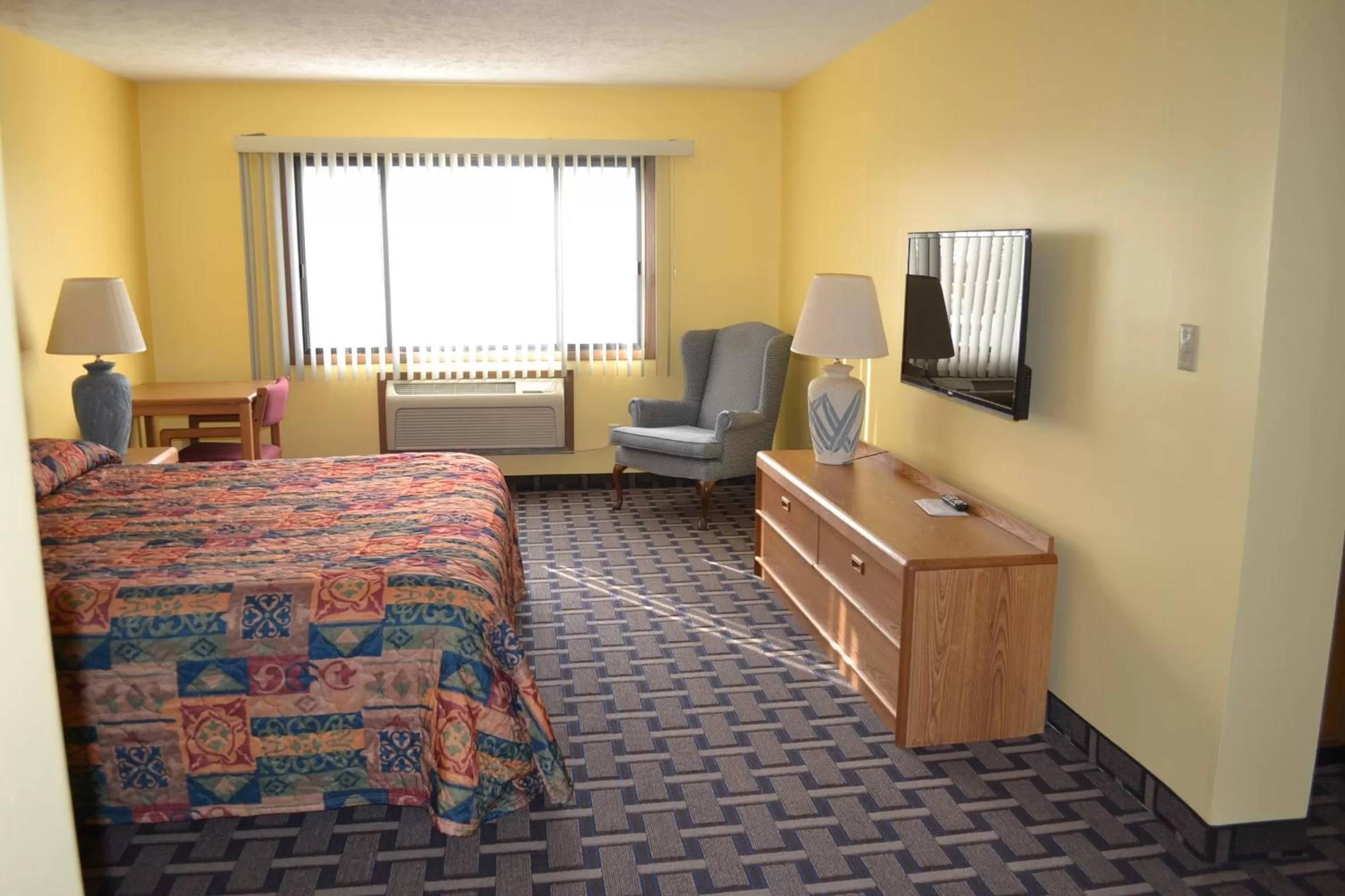 Bed in Sky Lodge Inn & Suites - Delavan