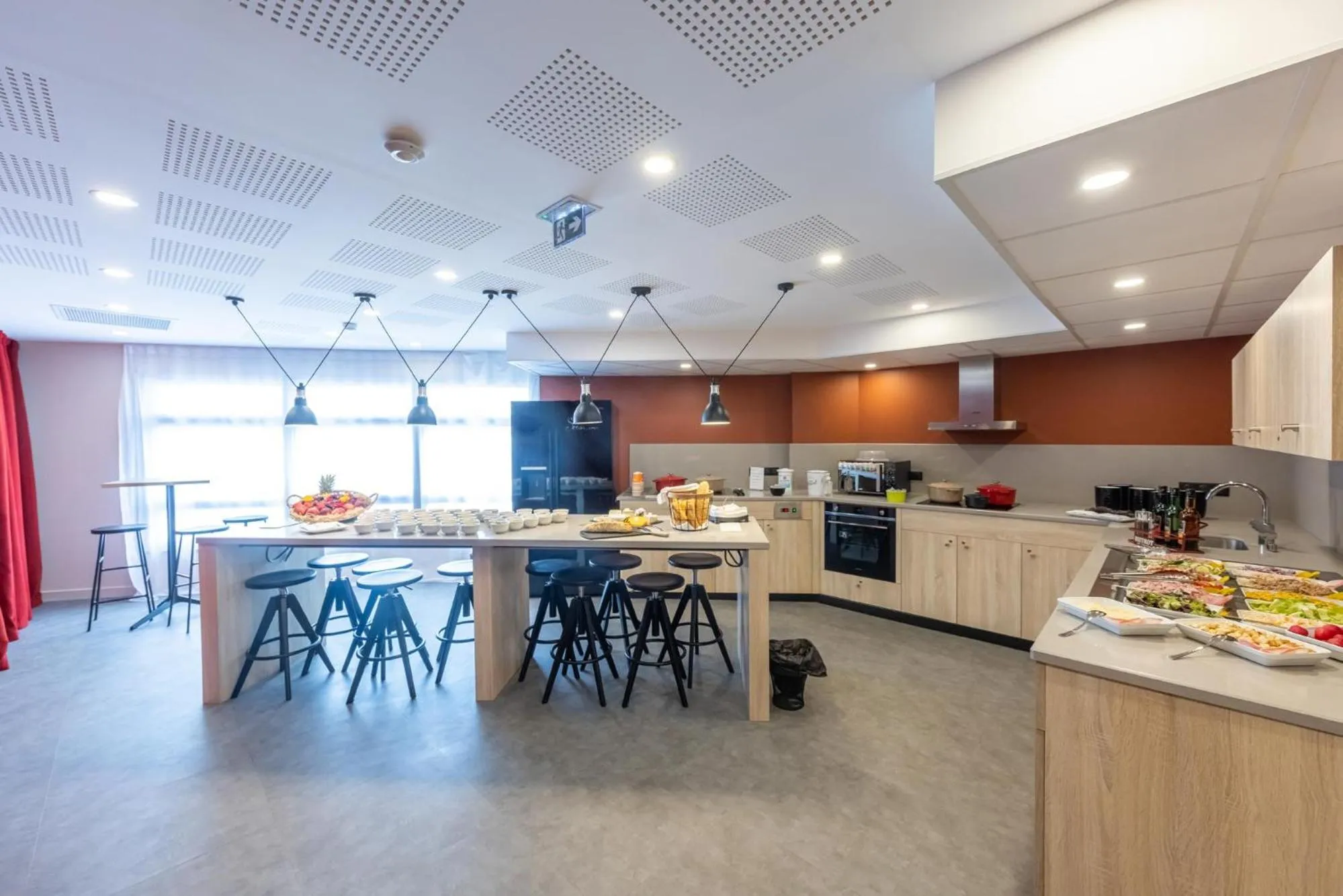 Dining area in Mercure Paris Massy Gare TGV