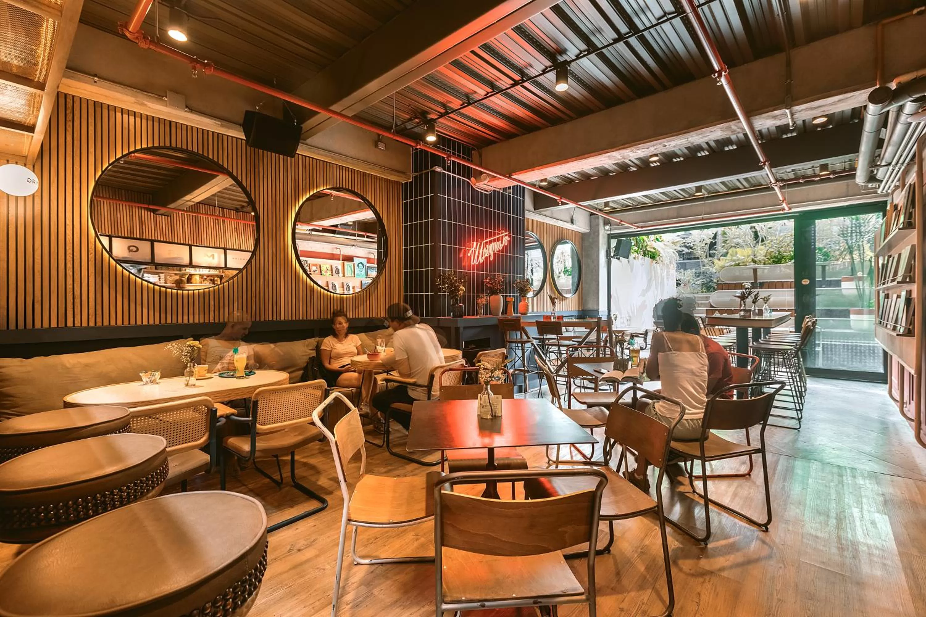 Restaurant/places to eat in The Somos Beats Hotel & Rooftop