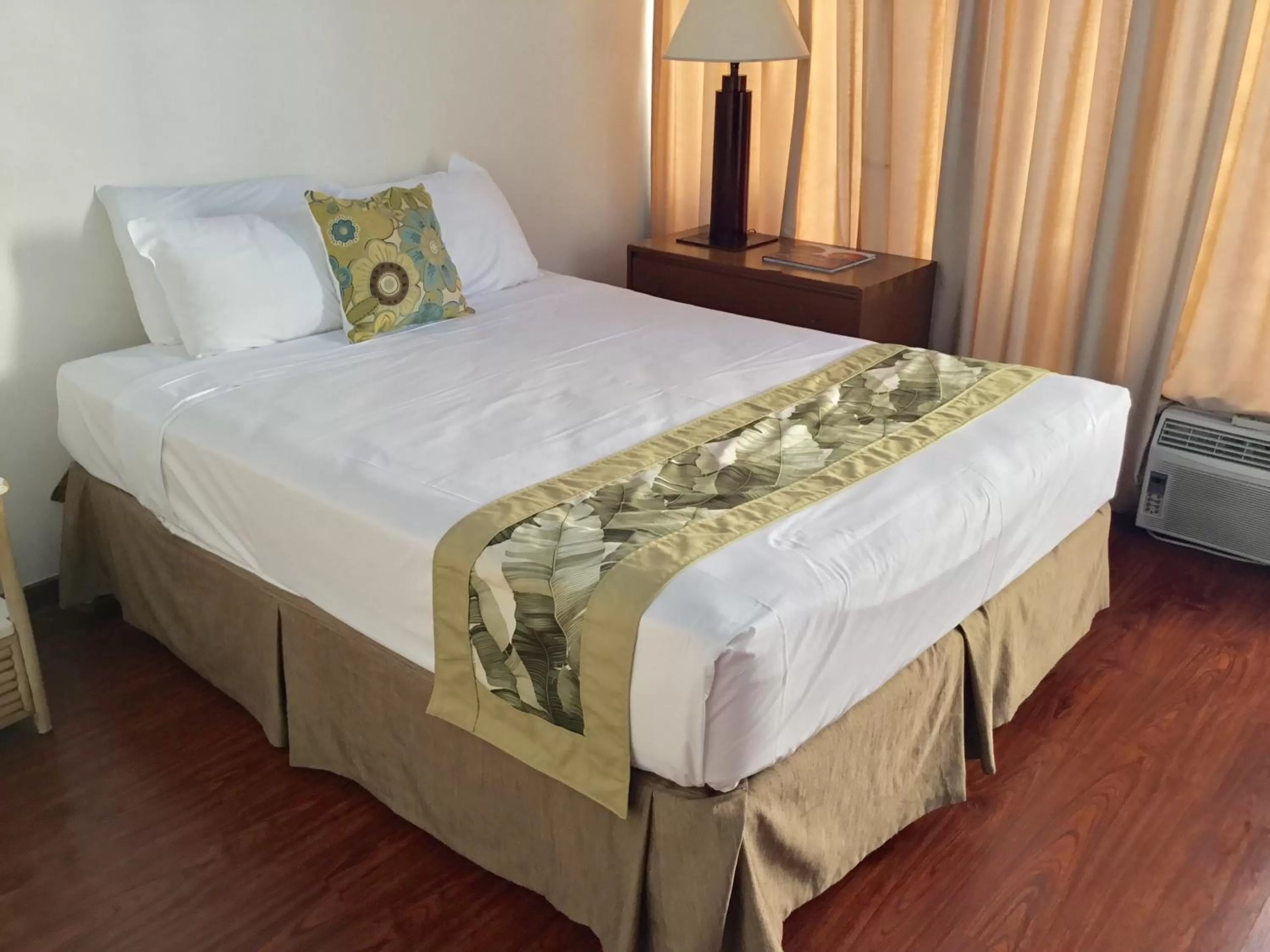 Bed in Holiday Surf Hotel (with full kitchen)