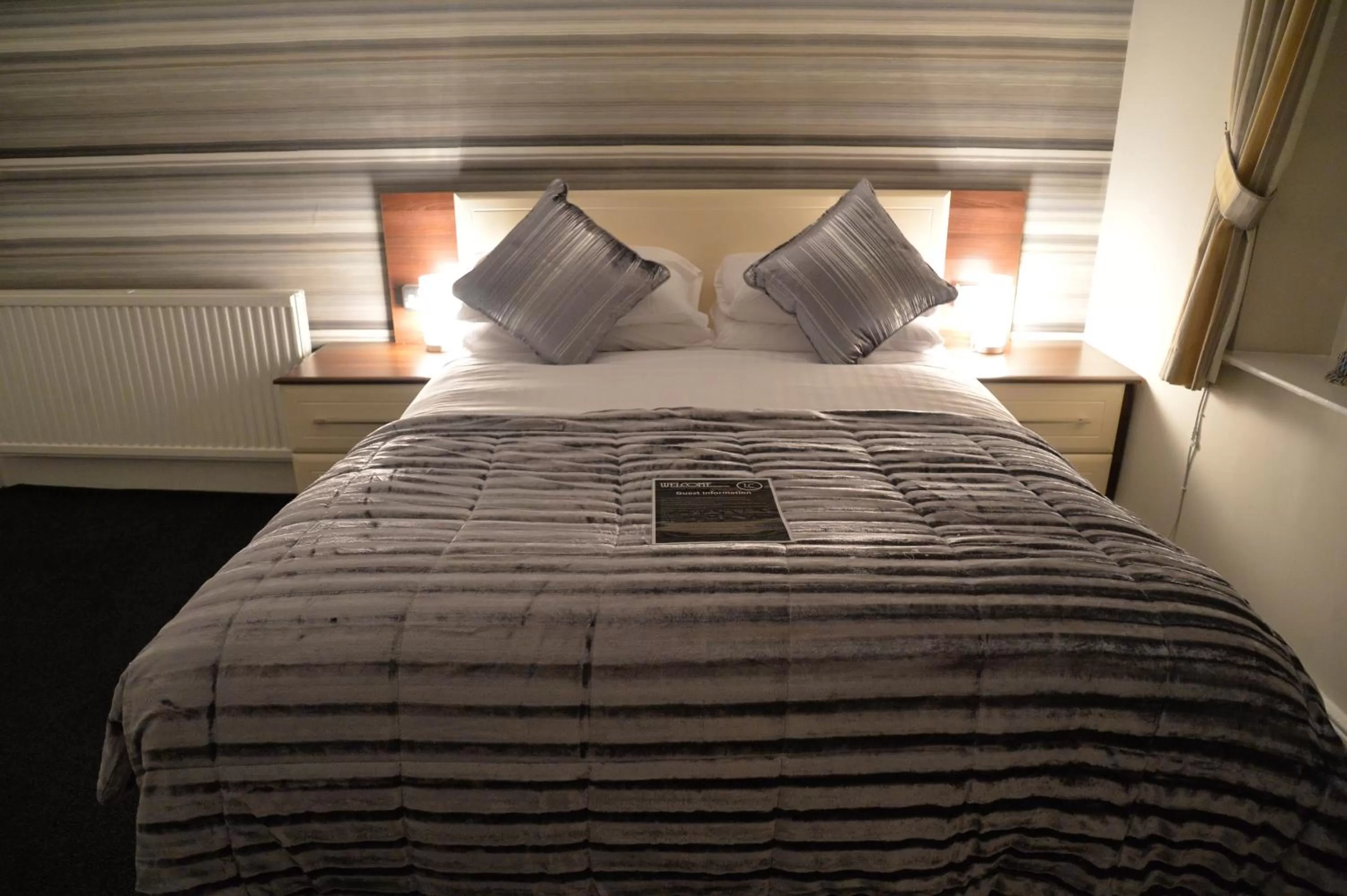 Bed in Lauriston & Lawton Court Hotel