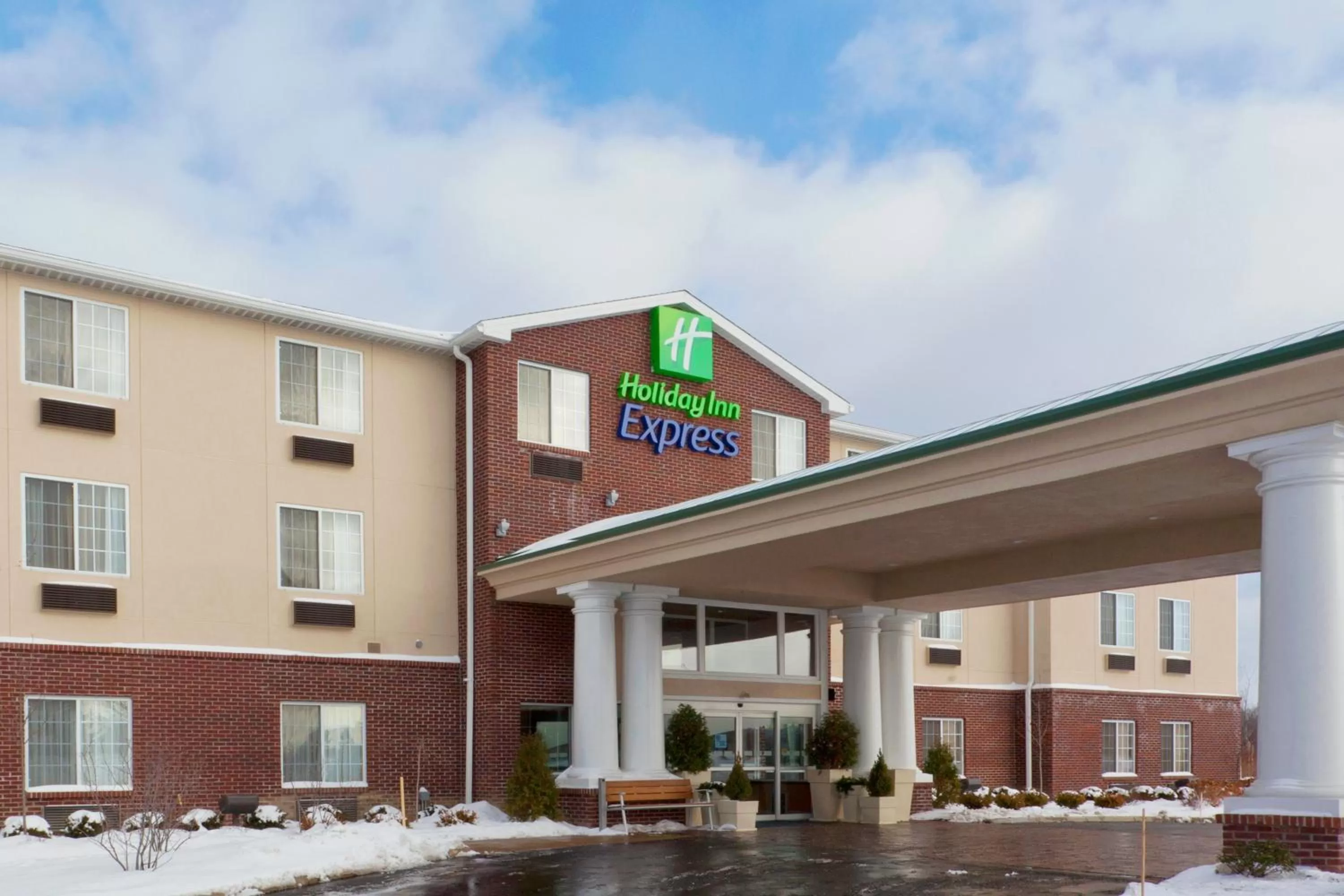Property building in Holiday Inn Express & Suites Ashtabula-Geneva by IHG