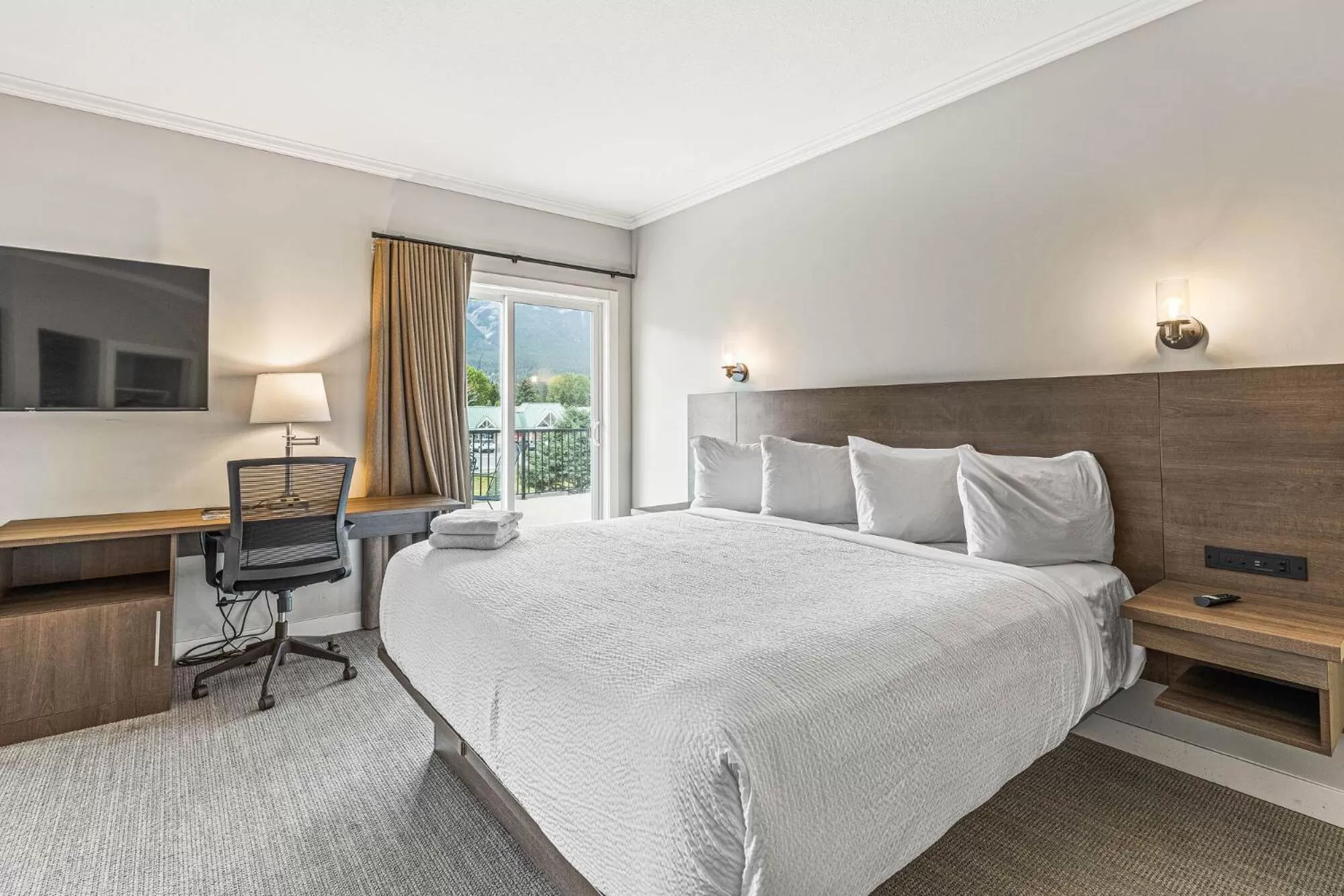 Bedroom, Bed in Northwinds Hotel Canmore