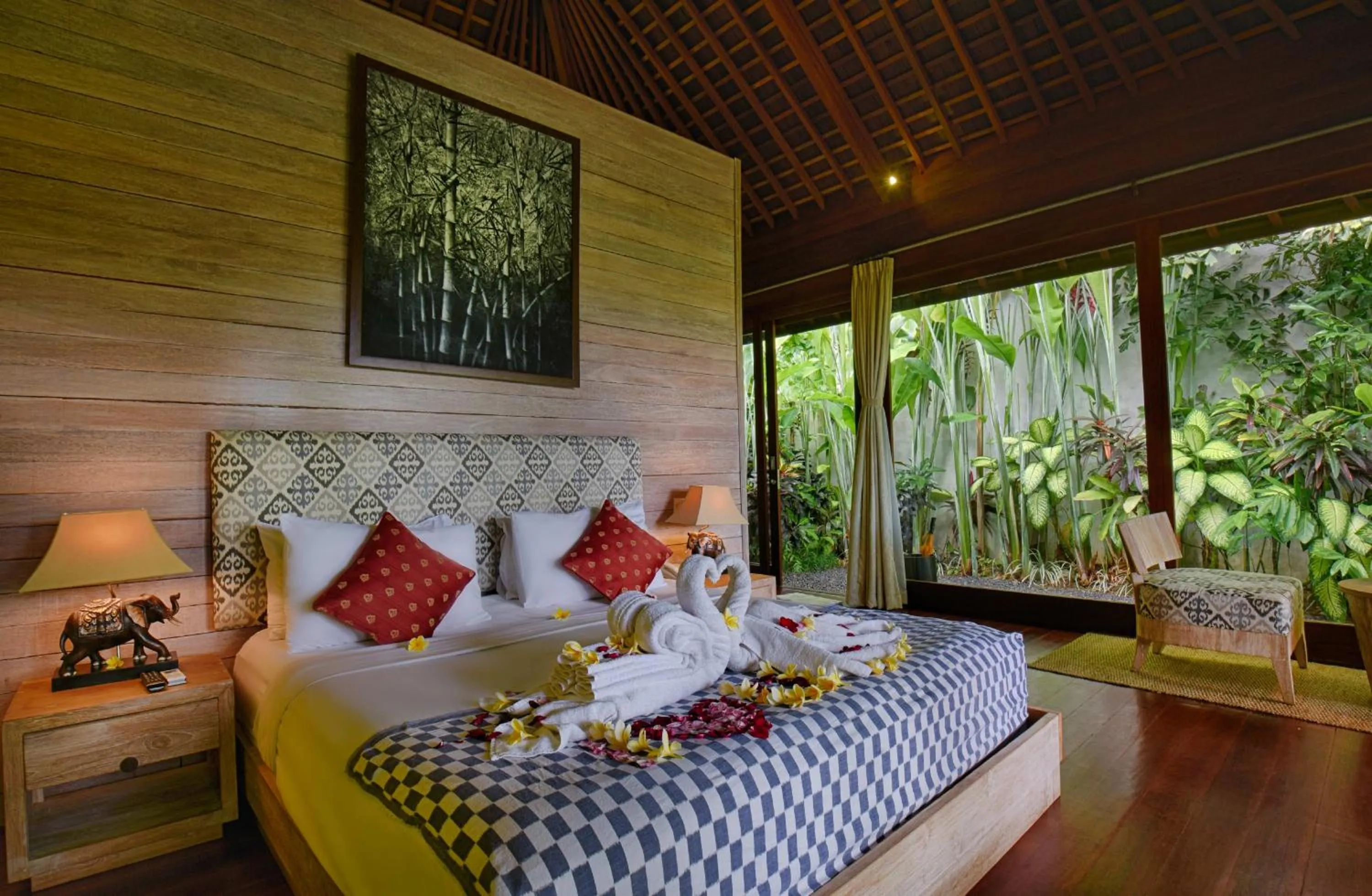 Bed in Samkhya Villas - Free 1x Floating Breakfast or Minibar