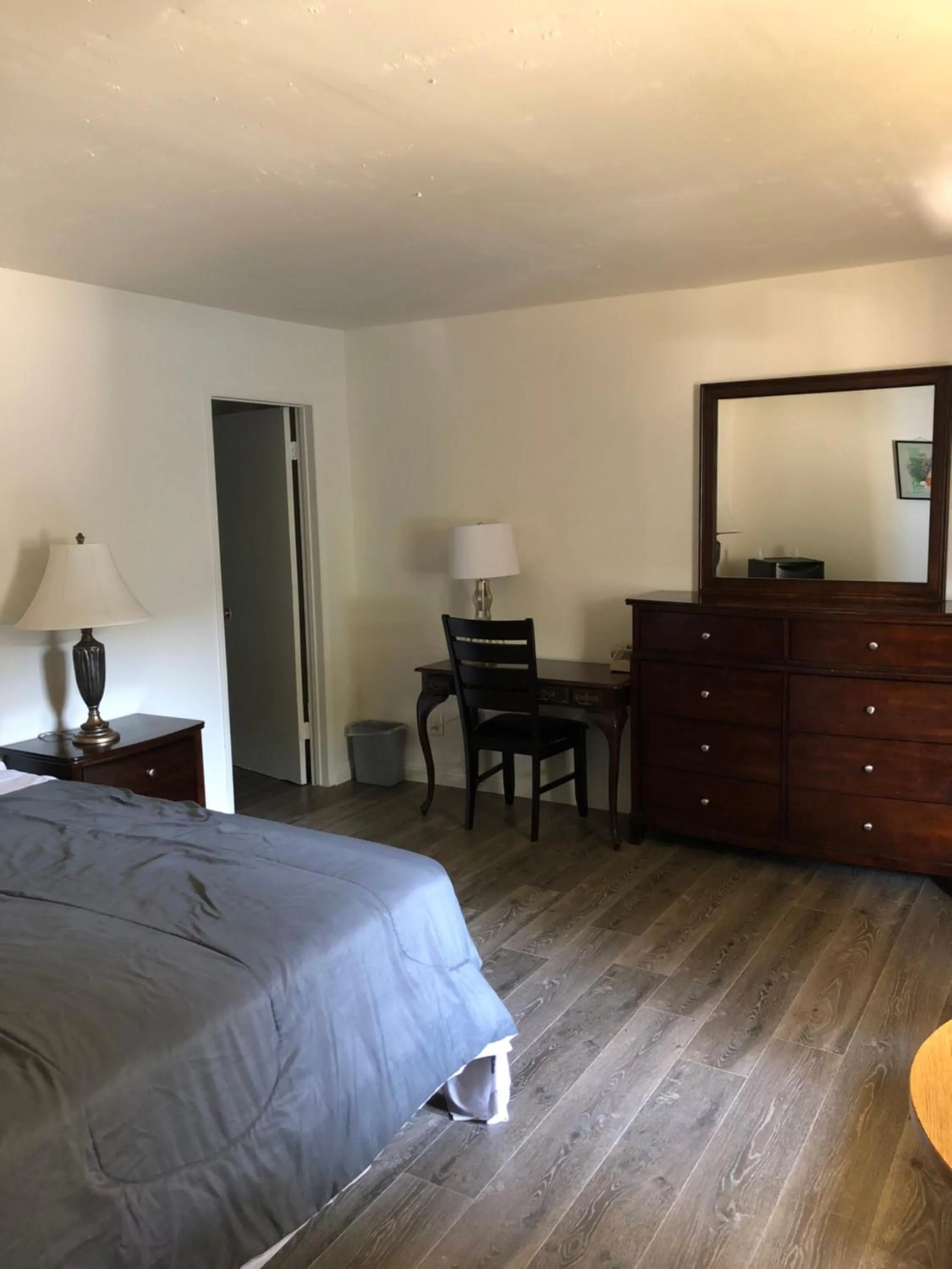 Bed in King Lodge Motel