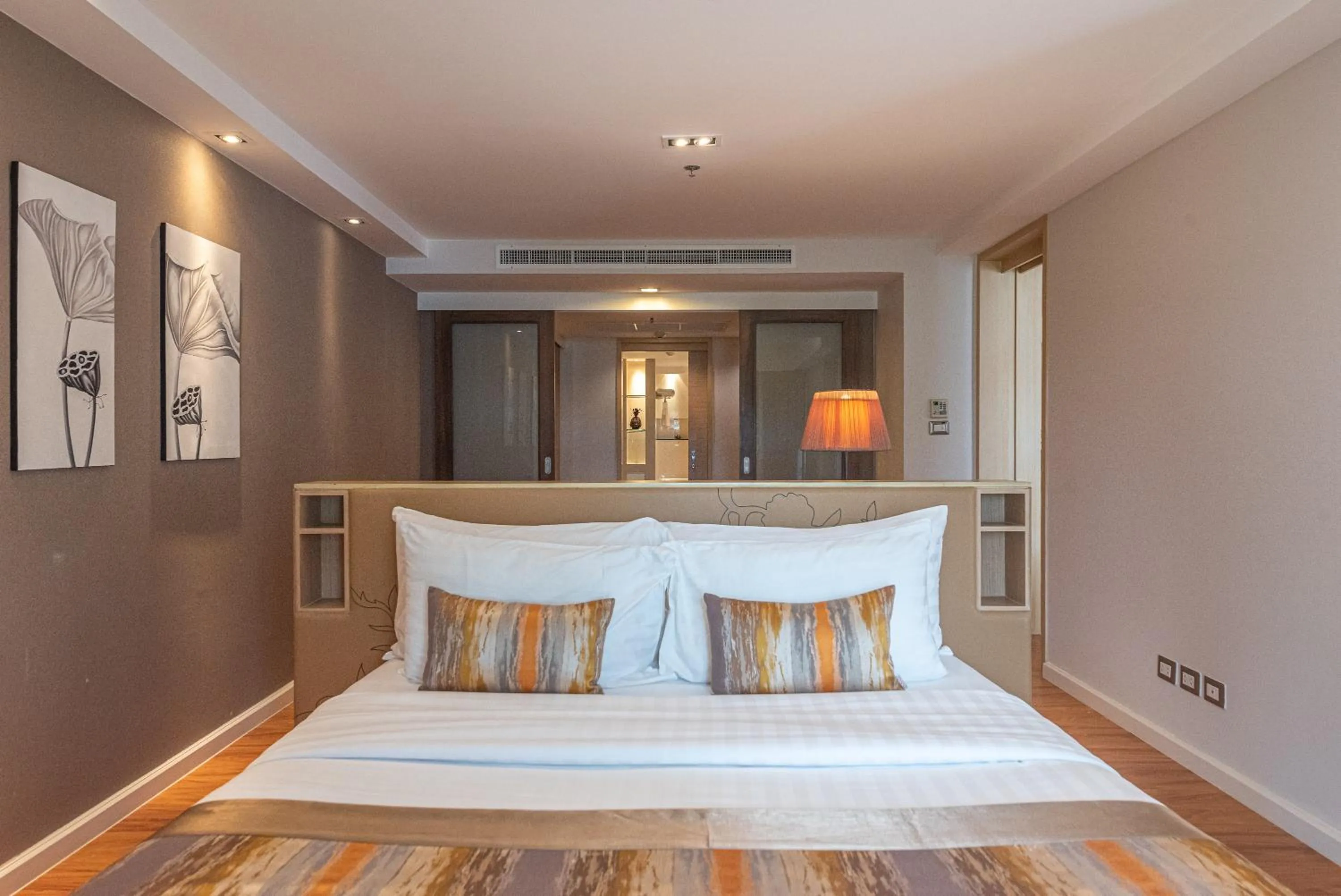 Bedroom, Bed in Summit Windmill Golf Suite Hotel at Suvarnabhumi