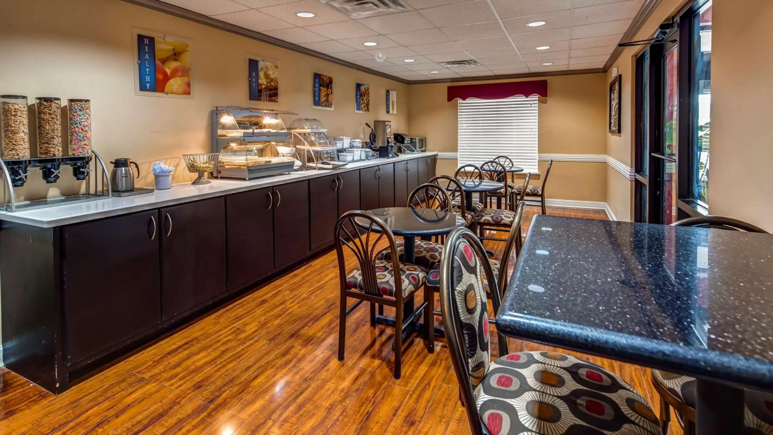 Restaurant/places to eat in SureStay Plus Hotel by Best Western Alvin