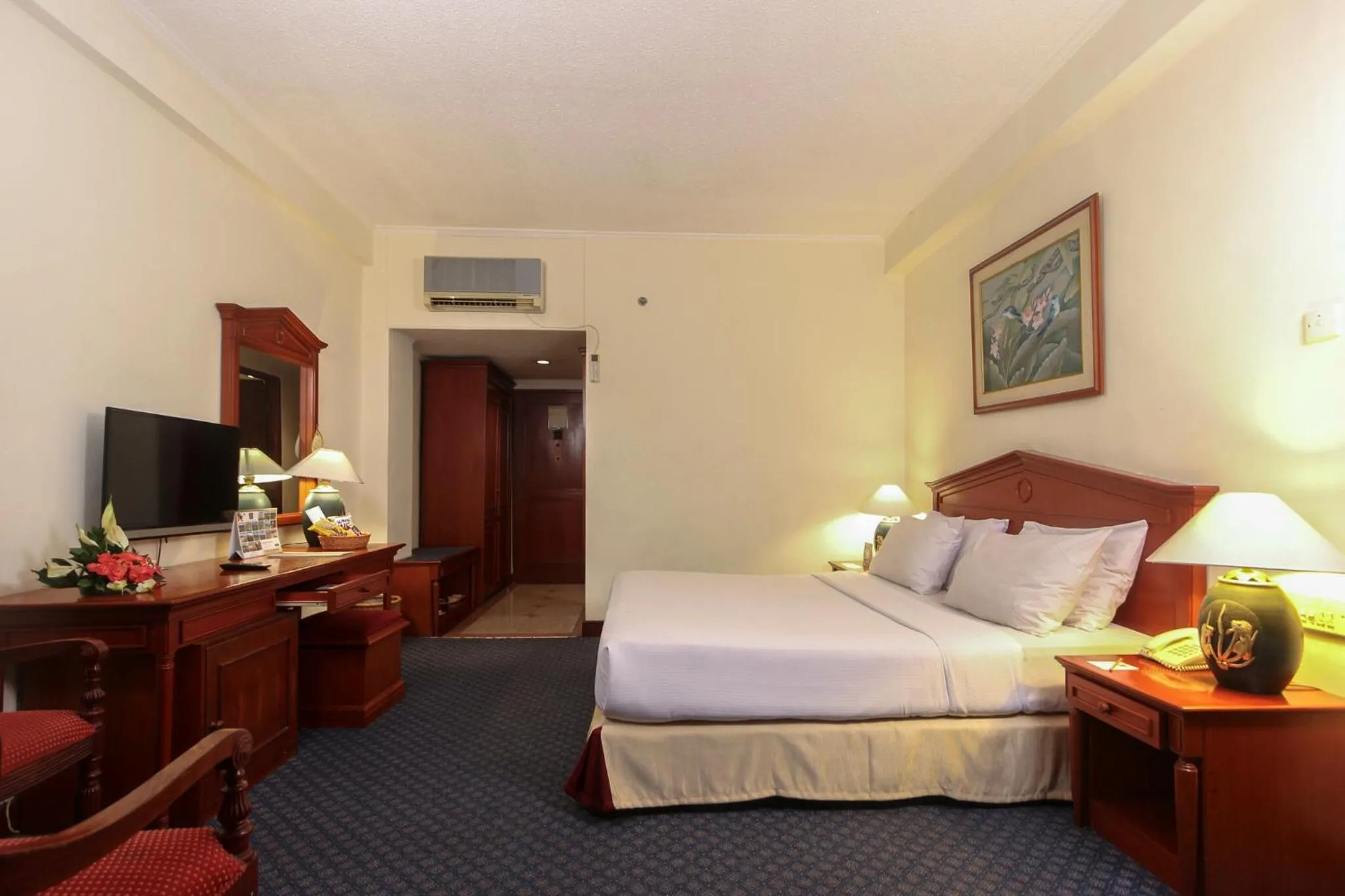 Photo of the whole room, Bed in The Jayakarta Suites Bandung